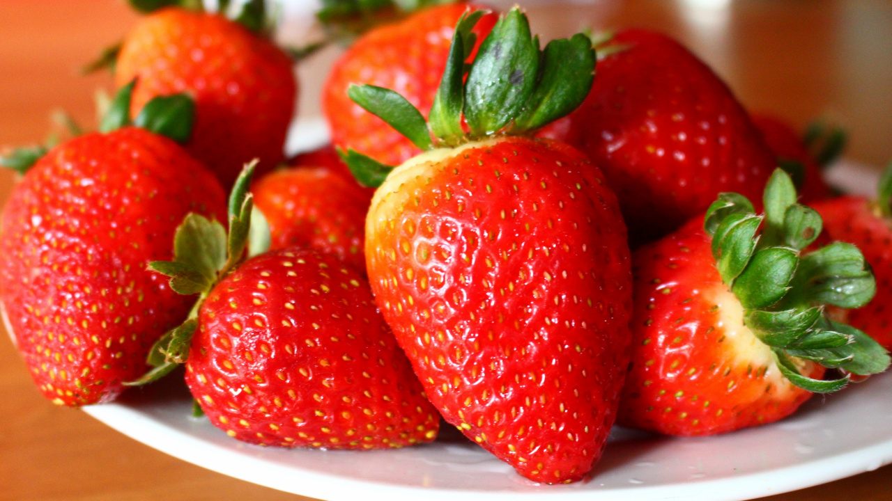 Обои клубника, фрукты, природные продукты, пища, сладость в разрешении 1280x720