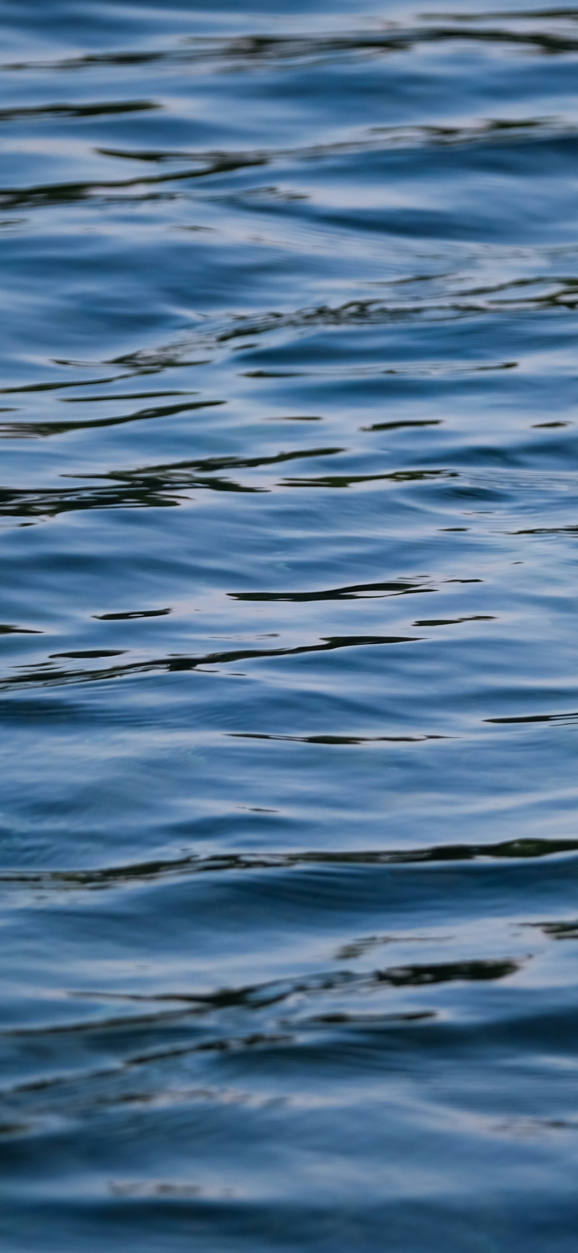 Обои отражение, океан, озеро, ветровая волна, вода в разрешении 1125x2436