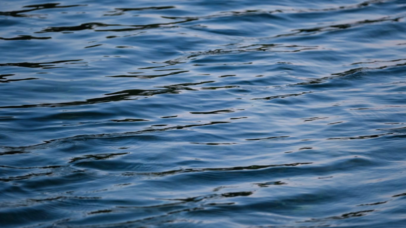 Обои отражение, океан, озеро, ветровая волна, вода в разрешении 1366x768