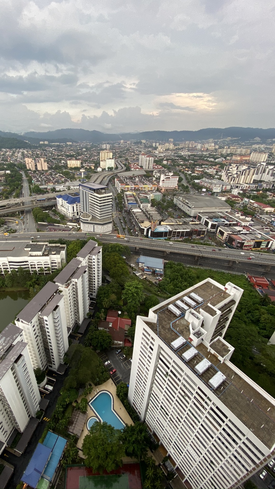 Обои городской район, город, пейзаж, соседство, городской дизайн в разрешении 1080x1920