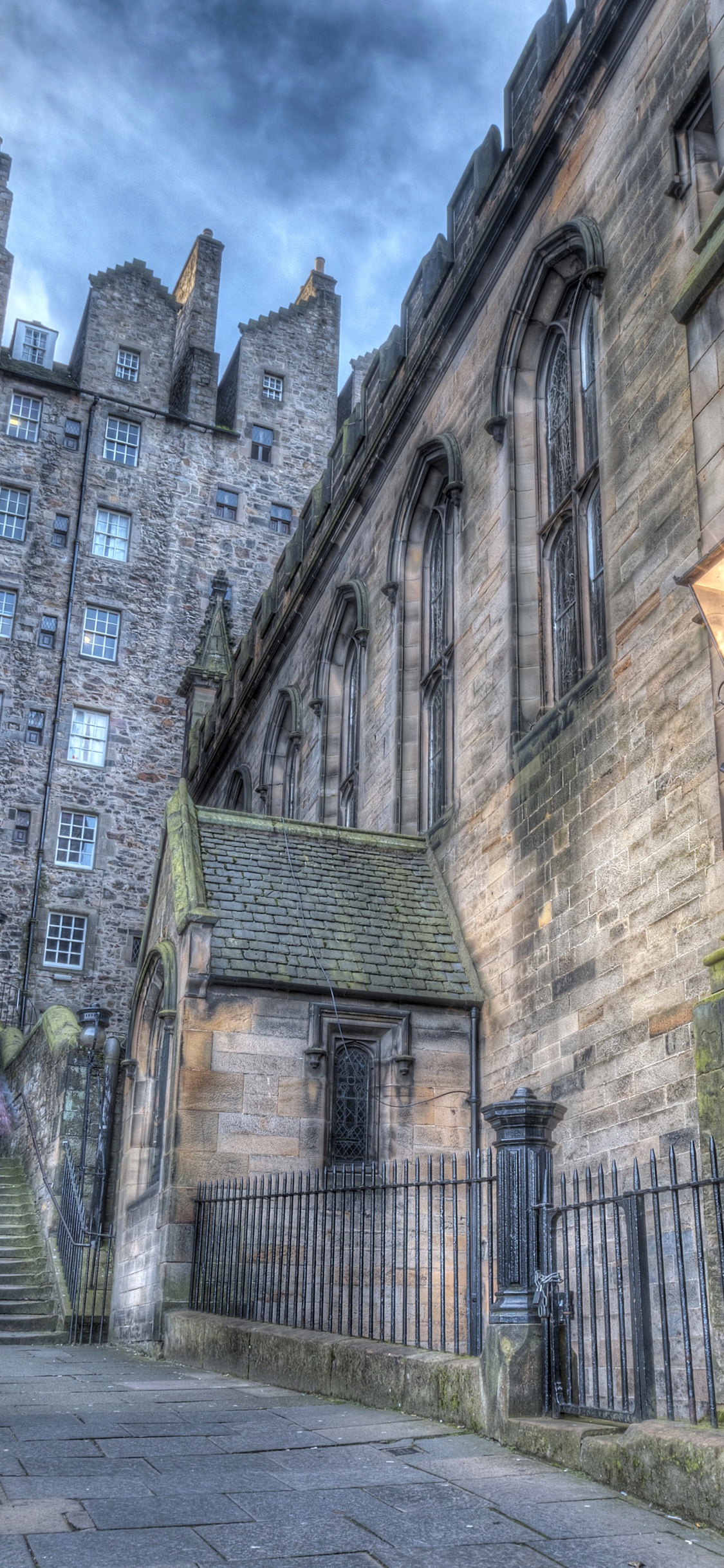 Обои средневековая архитектура, Эдинбург, здание, улица, фасад в разрешении 1125x2436