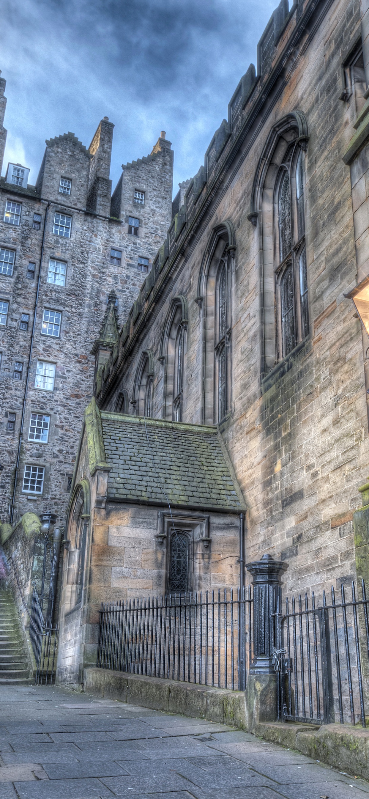 Обои средневековая архитектура, Эдинбург, здание, улица, фасад в разрешении 1242x2688