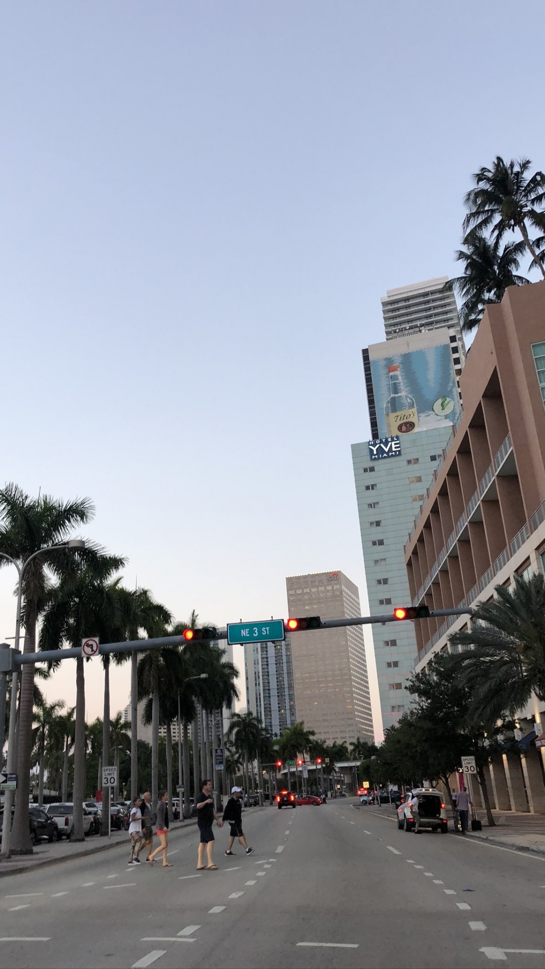 Обои Король, дорога, инфраструктура, дорожное покрытие, улица в разрешении 1080x1920