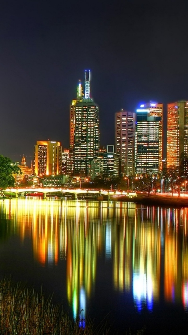 Обои город, ночь, природа, городской пейзаж, отражение в разрешении 720x1280