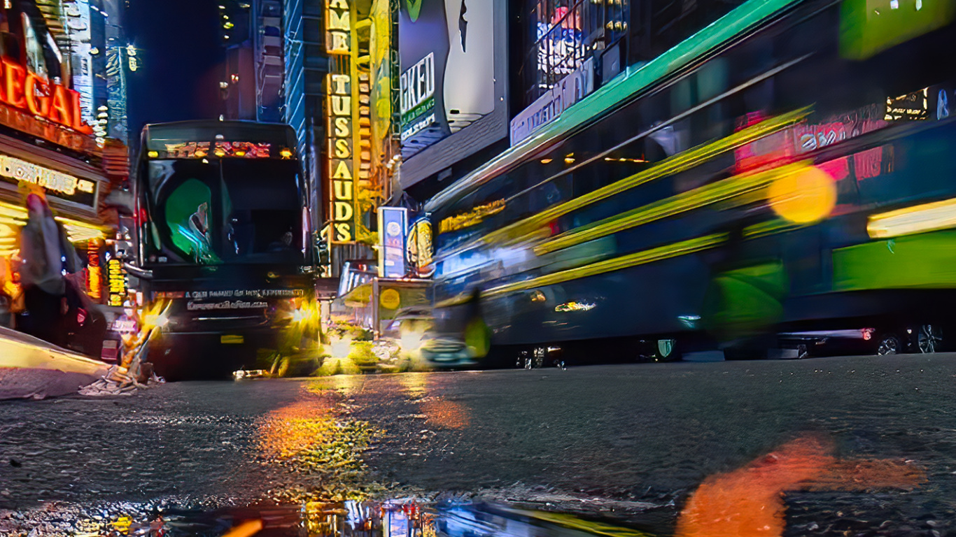 Обои городской пейзаж, здание, небоскреб, автомобильное освещение, природа в разрешении 1366x768