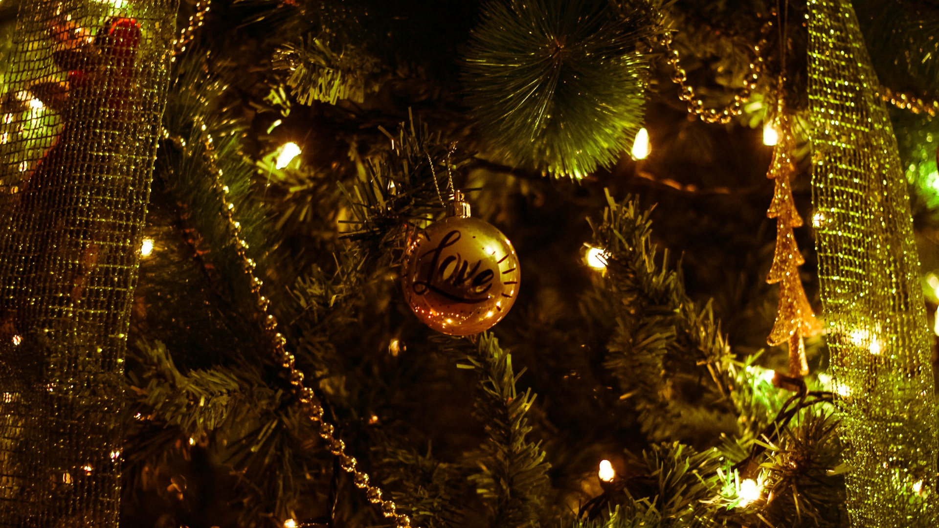 Обои Рождественский день, Рождественские украшения, елка, Рождество, дерево в разрешении 1920x1080