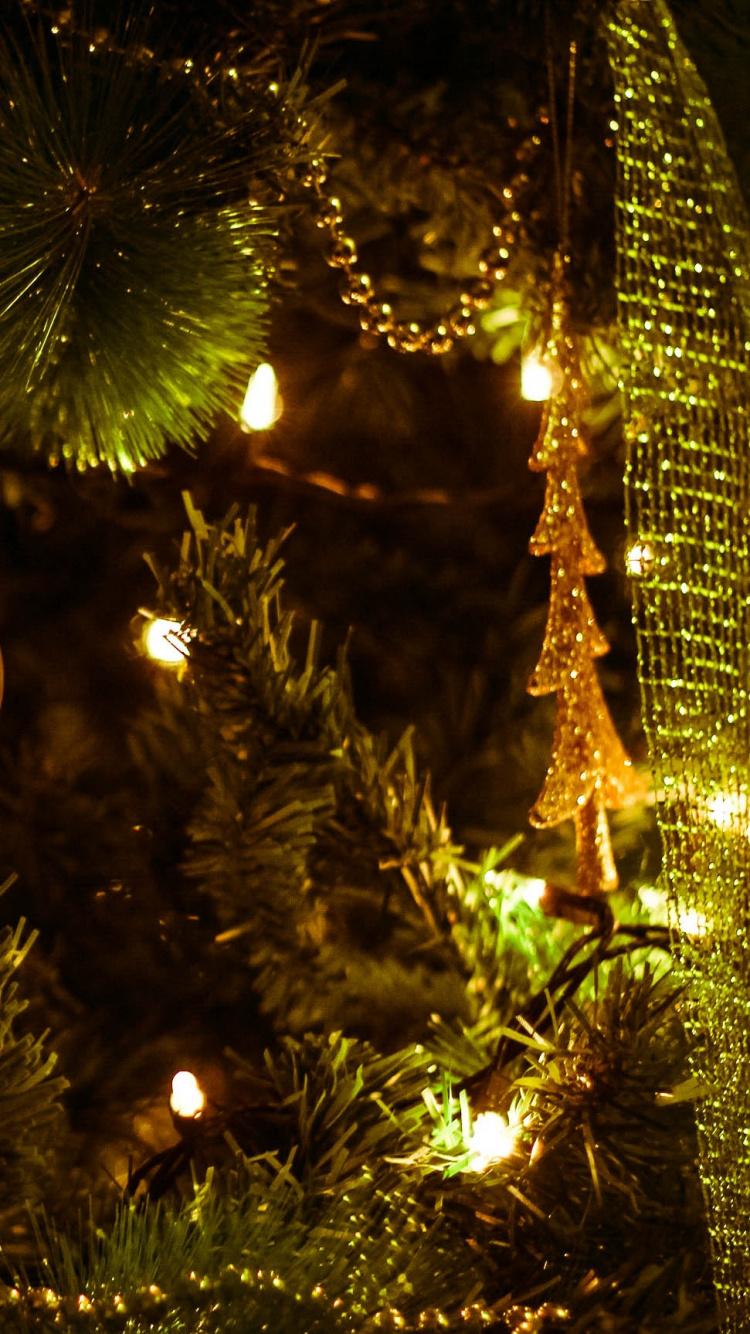 Обои Рождественский день, Рождественские украшения, елка, Рождество, дерево в разрешении 750x1334