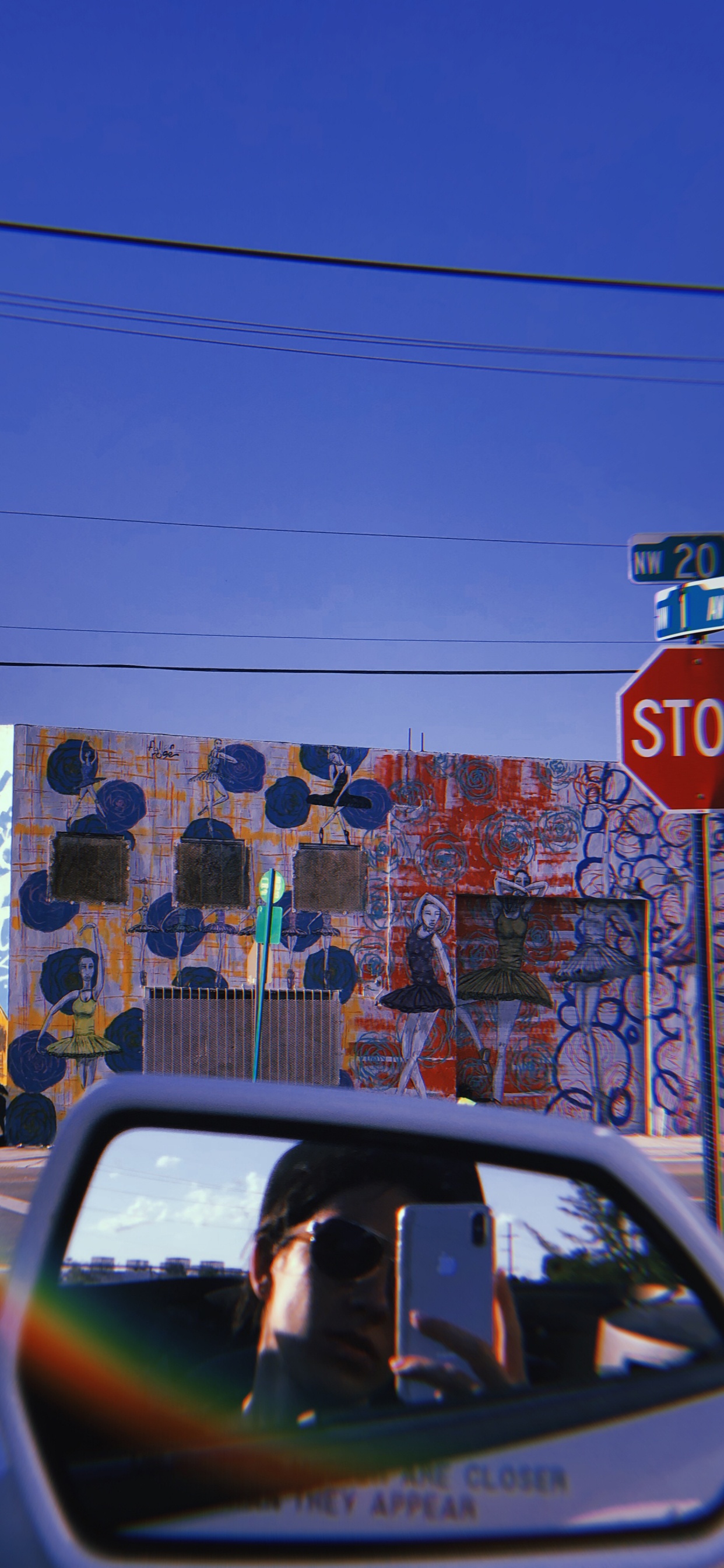 Обои Майами, знак остановки, легковые автомобили, окно, автомобильное зеркало в разрешении 1242x2688