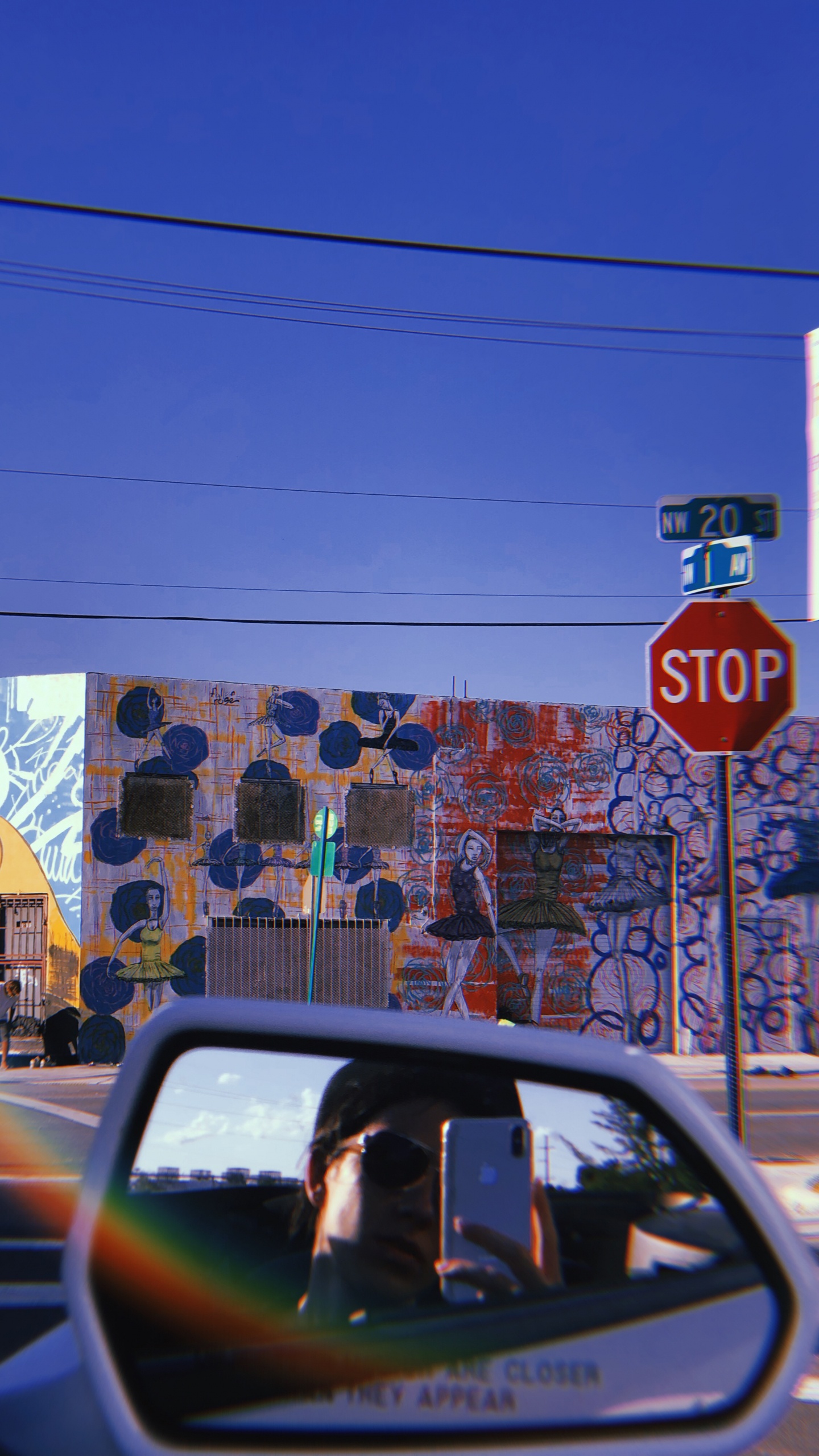 Обои Майами, знак остановки, легковые автомобили, окно, автомобильное зеркало в разрешении 1440x2560