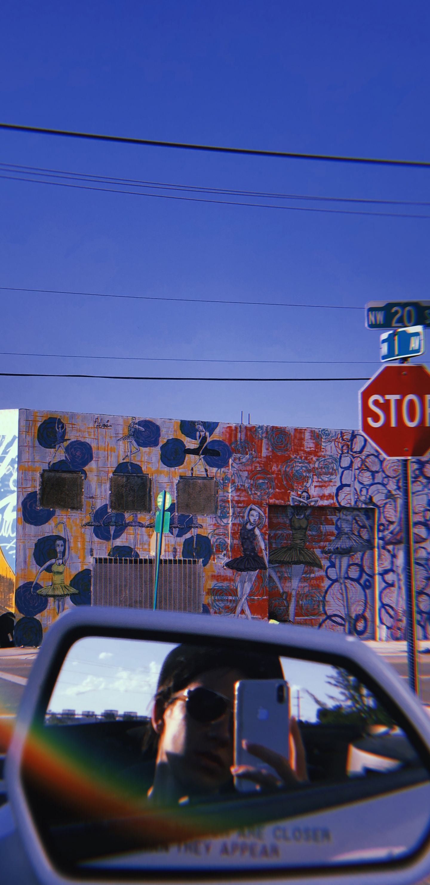 Обои Майами, знак остановки, легковые автомобили, окно, автомобильное зеркало в разрешении 1440x2960