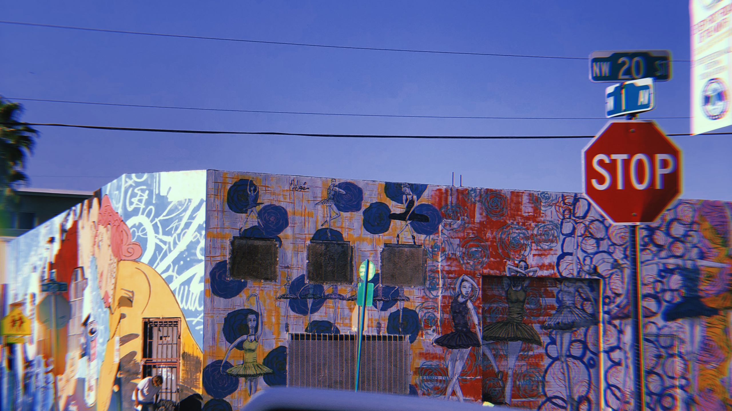 Обои Майами, знак остановки, легковые автомобили, окно, автомобильное зеркало в разрешении 2560x1440