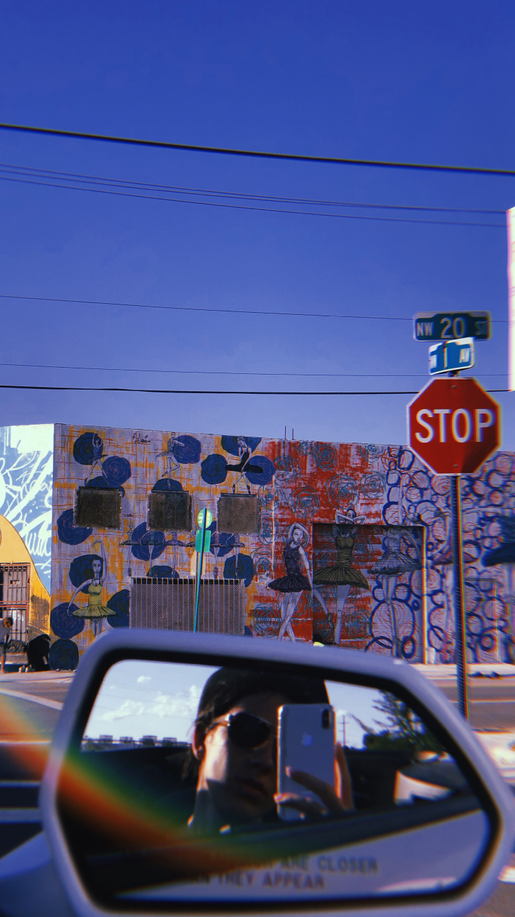 Обои Майами, знак остановки, легковые автомобили, окно, автомобильное зеркало в разрешении 750x1334