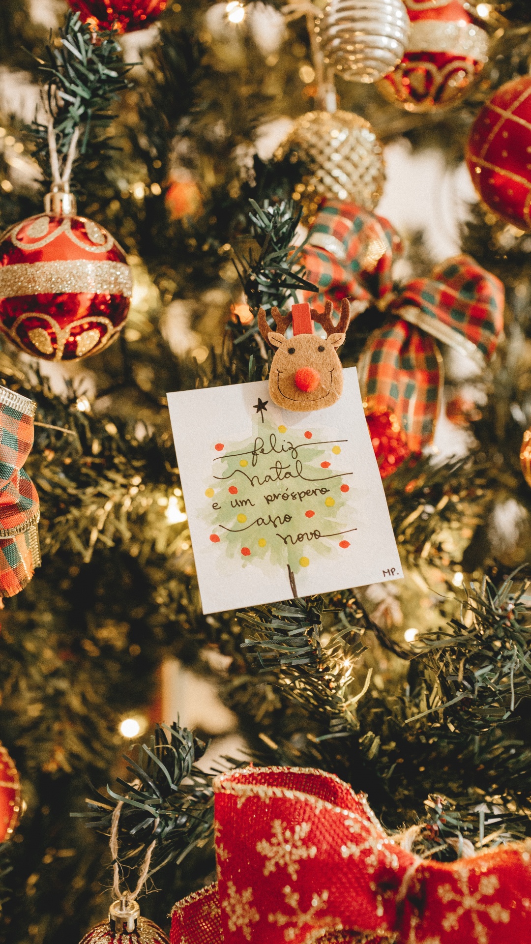 Обои Рождественский день, рождественский орнамент, елка, Рождество, праздничный орнамент в разрешении 1080x1920