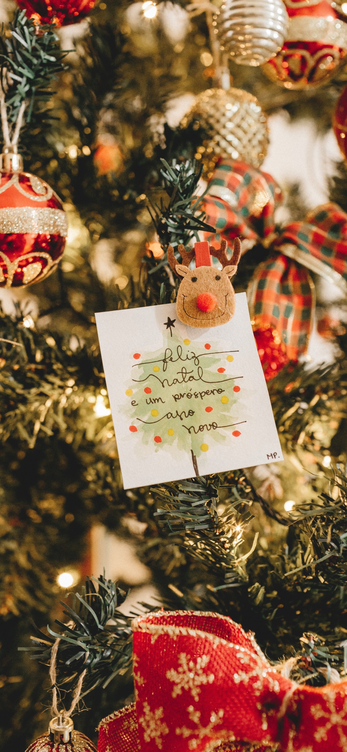 Обои Рождественский день, рождественский орнамент, елка, Рождество, праздничный орнамент в разрешении 1125x2436