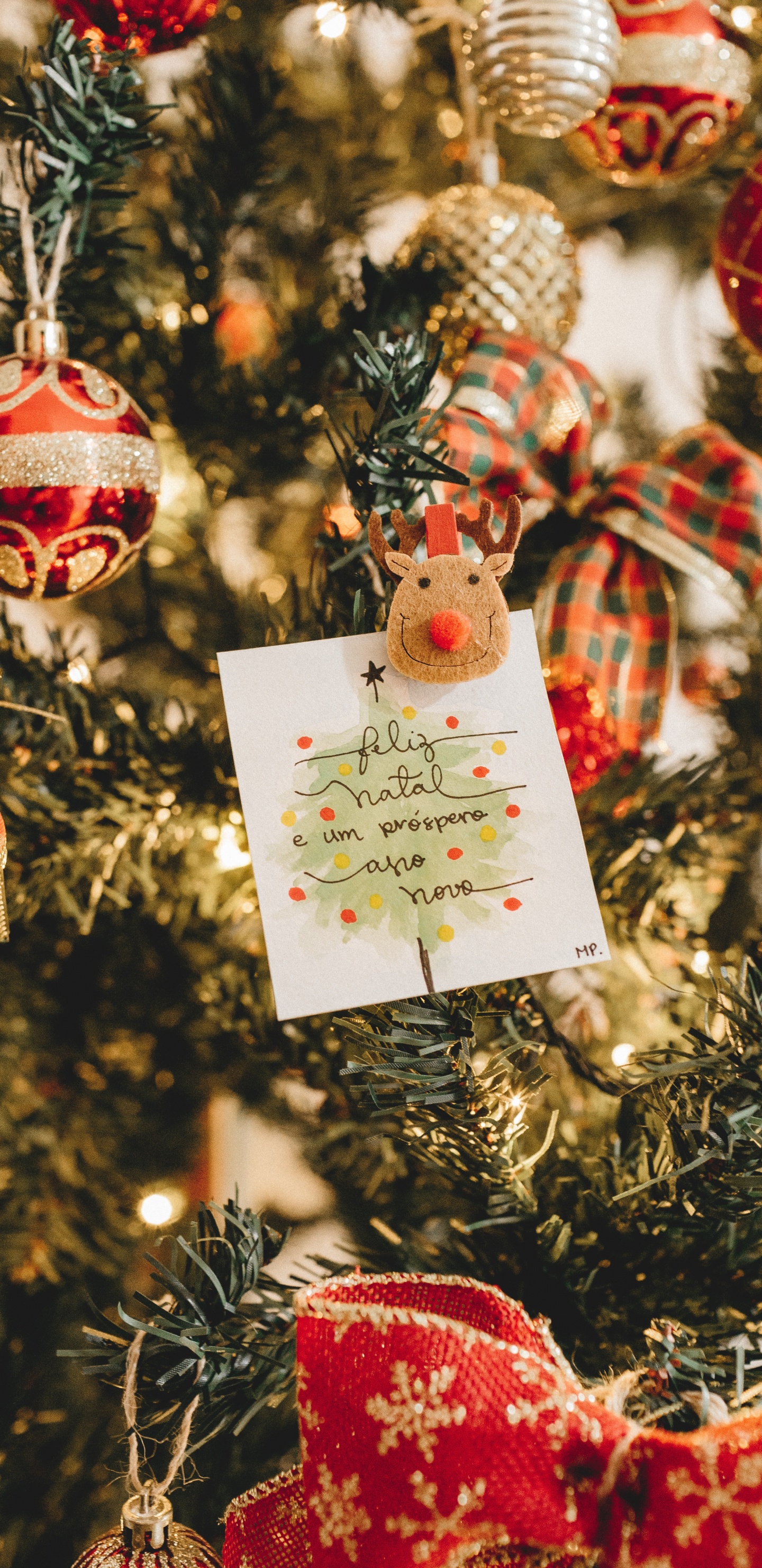 Обои Рождественский день, рождественский орнамент, елка, Рождество, праздничный орнамент в разрешении 1440x2960