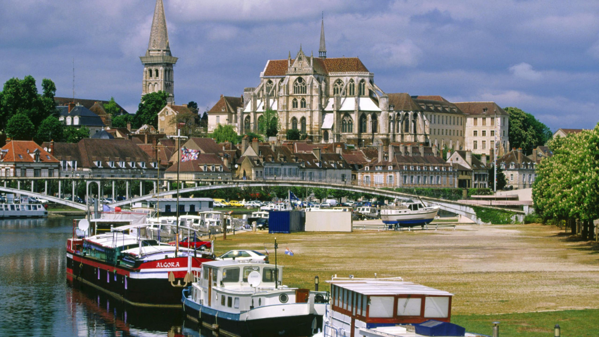 Обои кафедральный собор Осера, перевозка воды, водный путь, канал, реки в разрешении 1920x1080