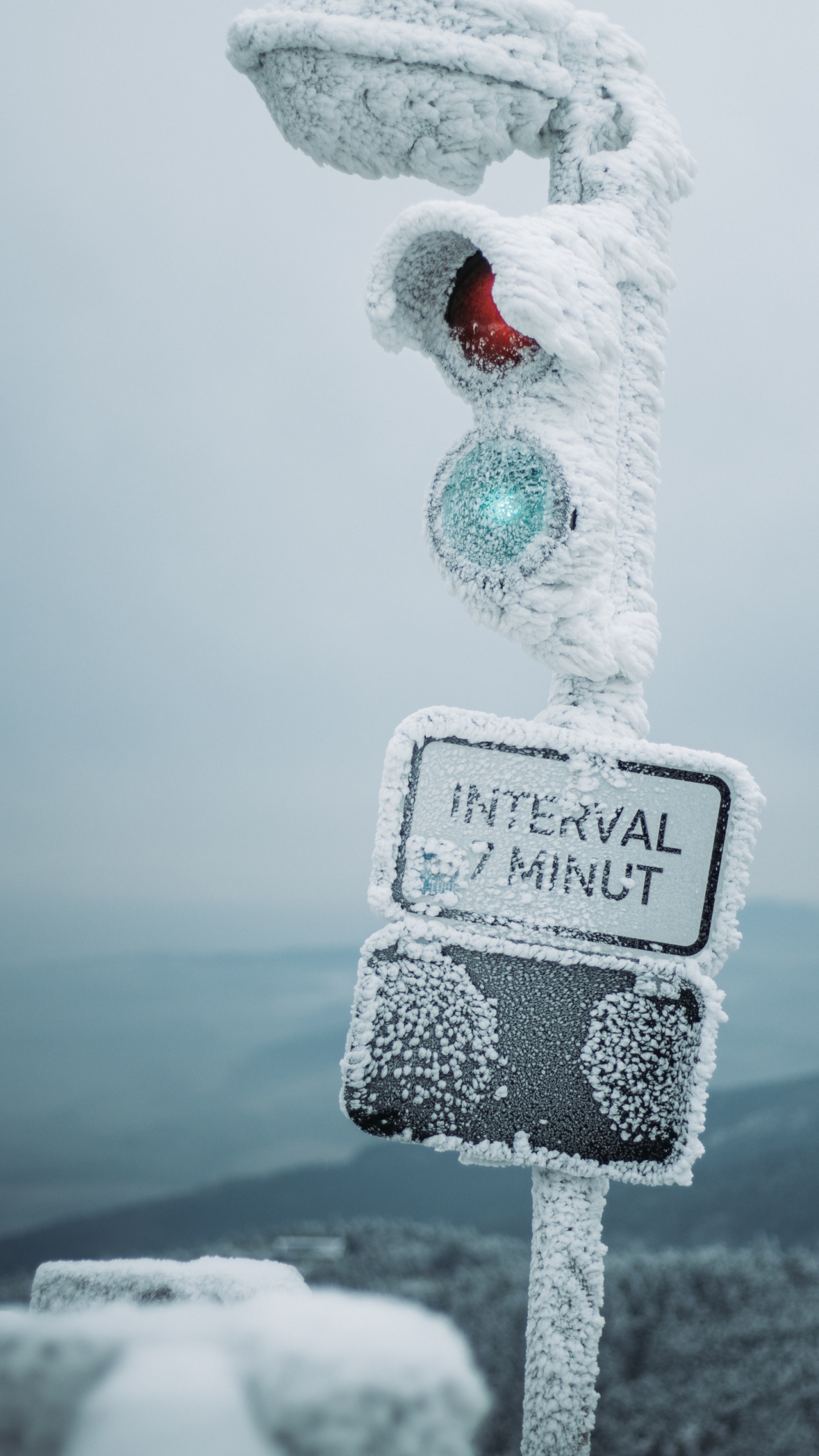 Обои вода, снег, замораживание, зима, вывеска в разрешении 1440x2560