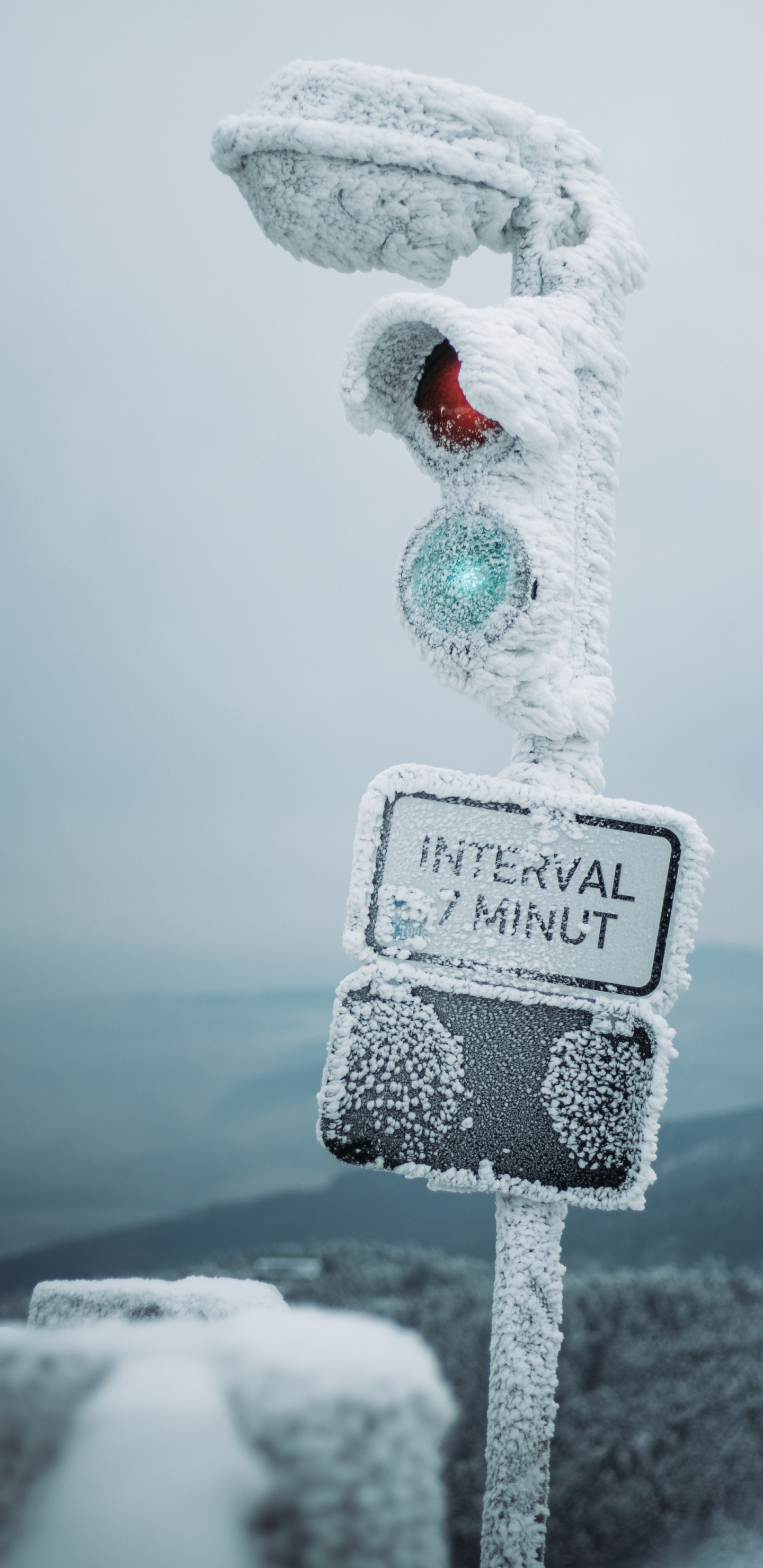 Обои вода, снег, замораживание, зима, вывеска в разрешении 1440x2960