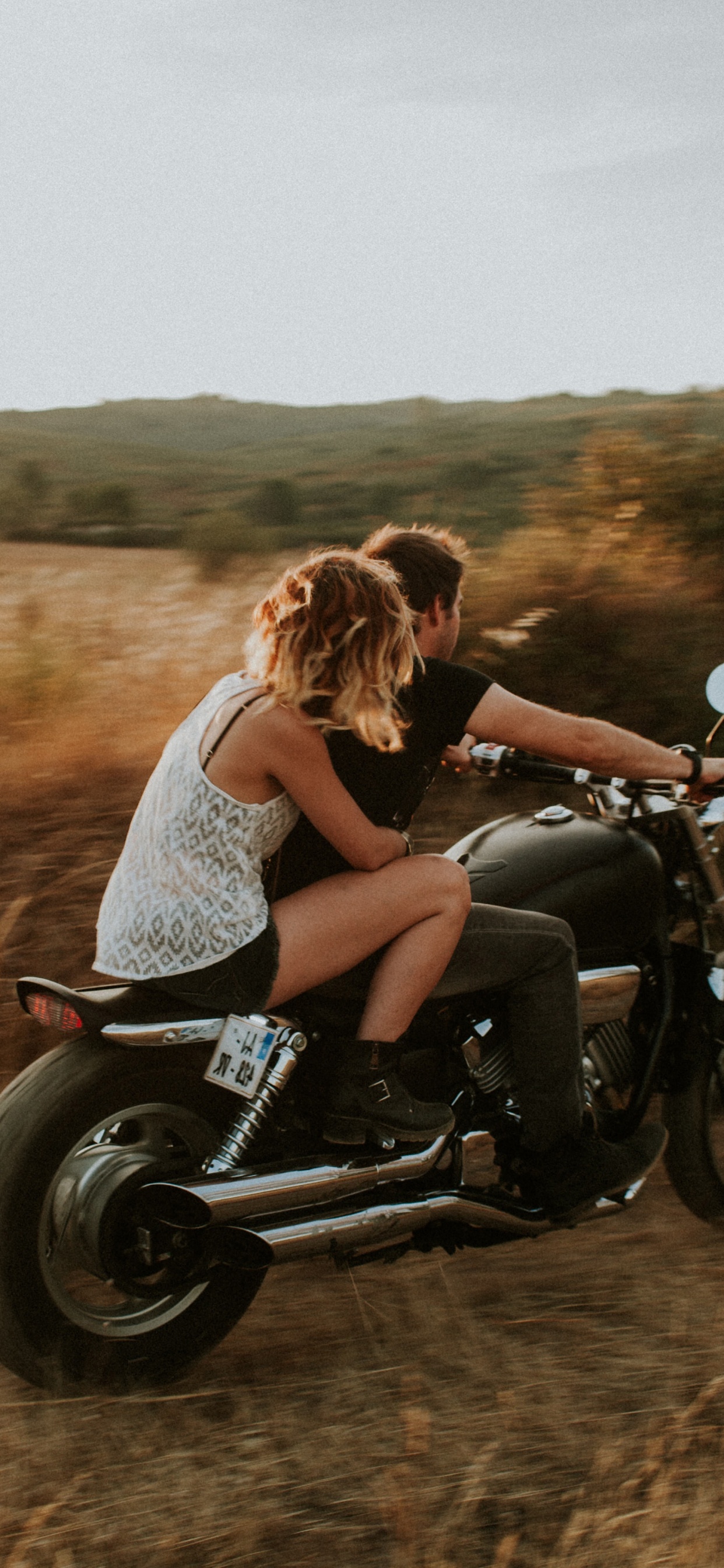 Обои мотоцикл, грунтовая дорога, мотоспорт, приключения, пейзаж в разрешении 1242x2688