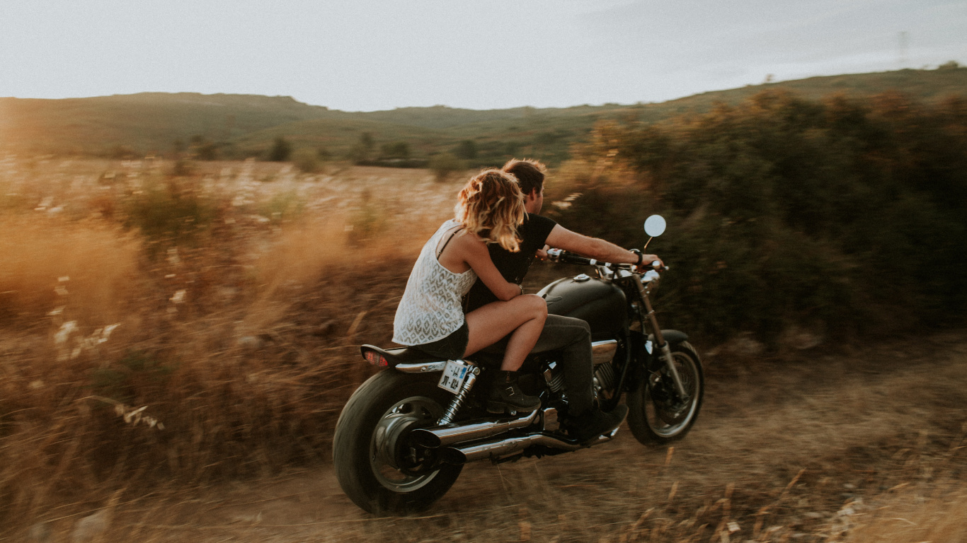 Обои мотоцикл, грунтовая дорога, мотоспорт, приключения, пейзаж в разрешении 1366x768