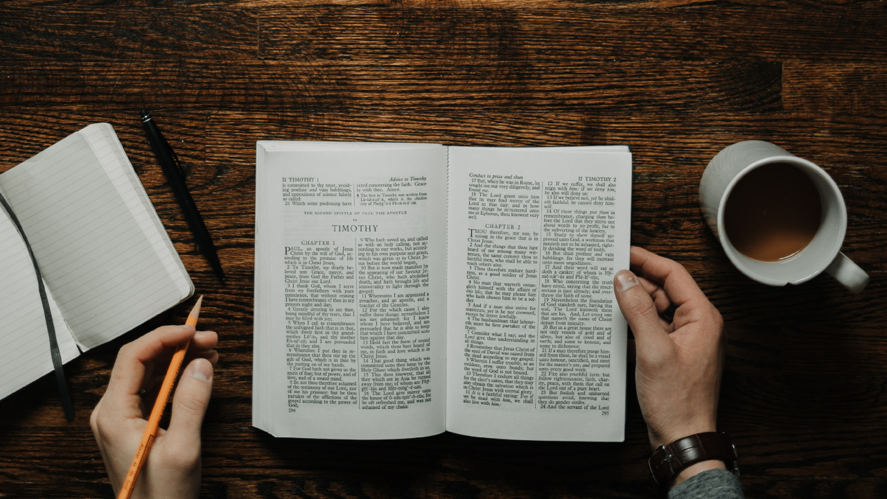 Обои чашка, текст, кофейная чашка, коричневый цвет, древесина в разрешении 1280x720