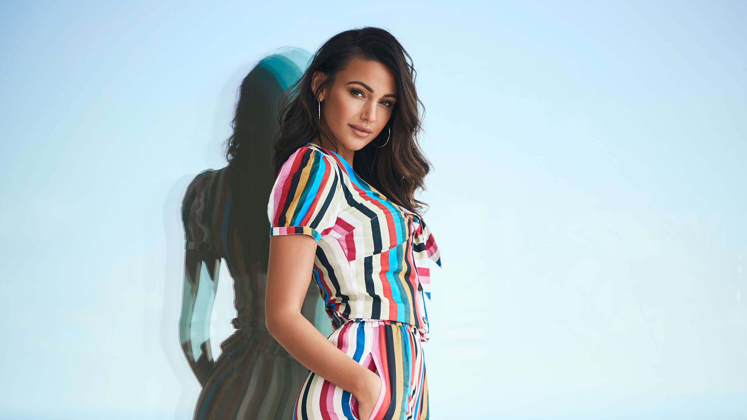 Обои Мишель Киган, Улица Коронации, лазурный, цельная одежда, шея в разрешении 2560x1440