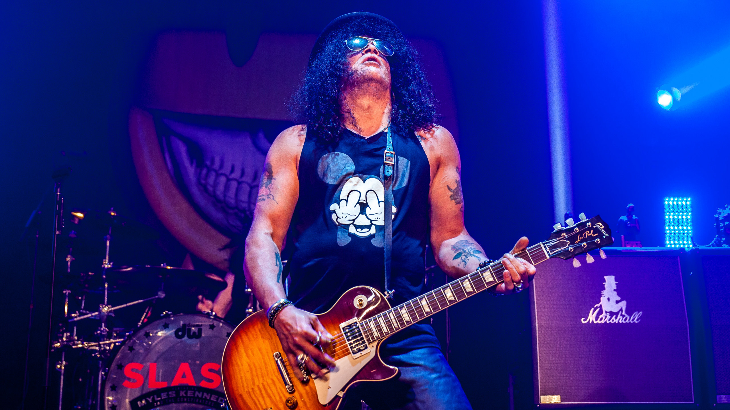 Обои этап, басгитара, рокконцерт, электрогитара, гитара в разрешении 2560x1440