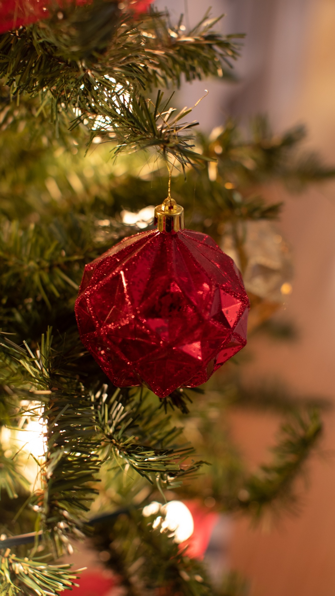 Обои Рождественский день, елка, праздник, рождественский орнамент, Новый год в разрешении 1080x1920