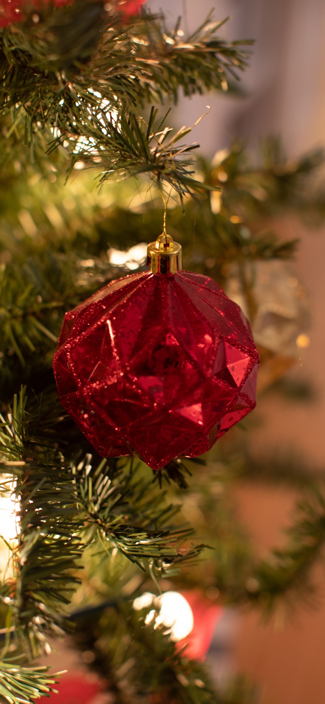 Обои Рождественский день, елка, праздник, рождественский орнамент, Новый год в разрешении 1125x2436