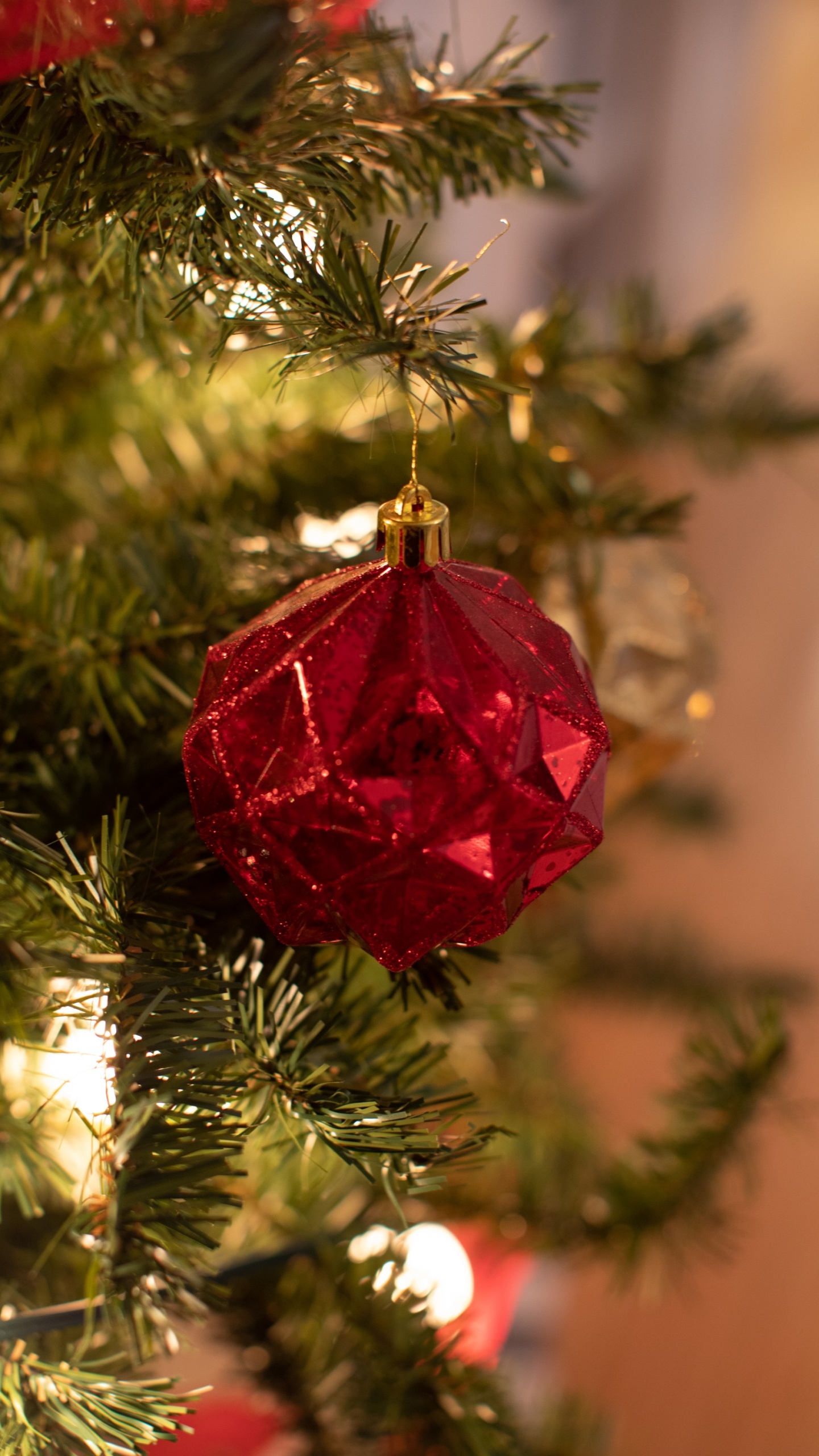 Обои Рождественский день, елка, праздник, рождественский орнамент, Новый год в разрешении 1440x2560