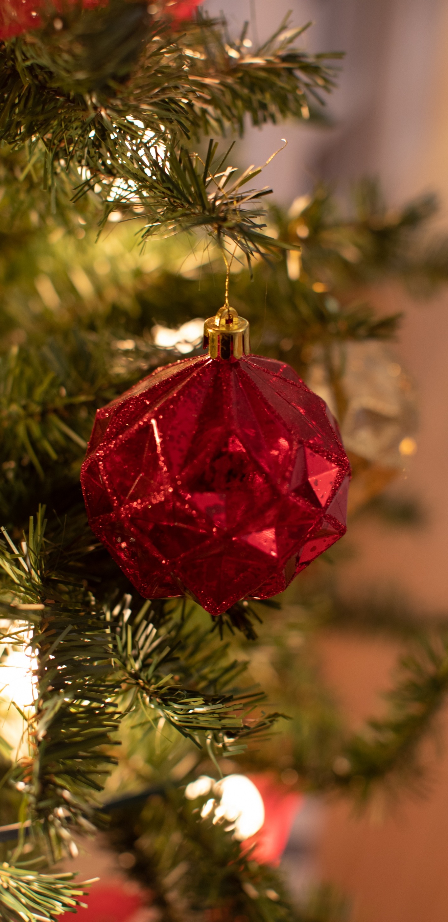 Обои Рождественский день, елка, праздник, рождественский орнамент, Новый год в разрешении 1440x2960