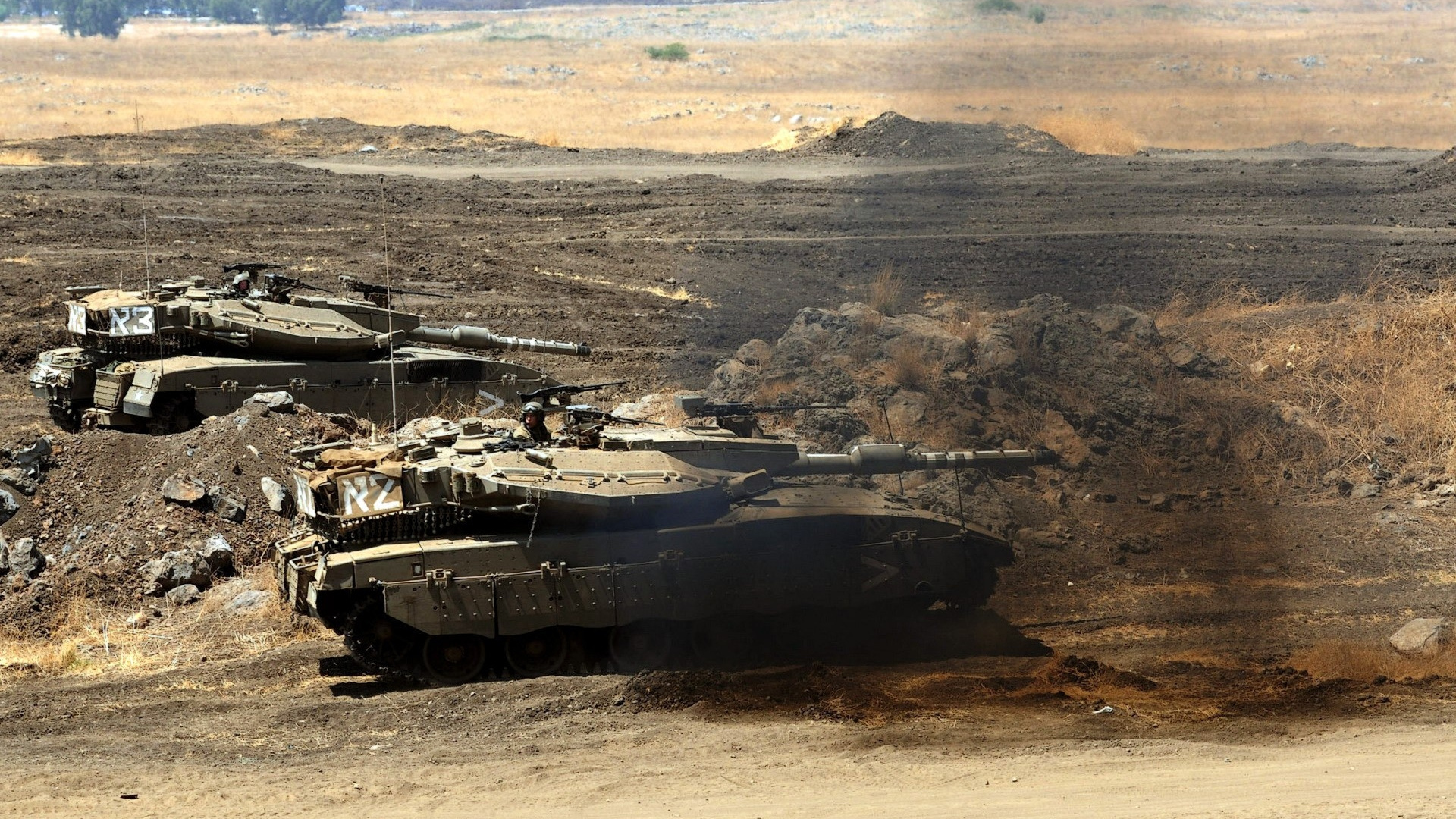 Обои бак, военнослужащие, военная организация, моторный транспорт, танк в разрешении 1920x1080