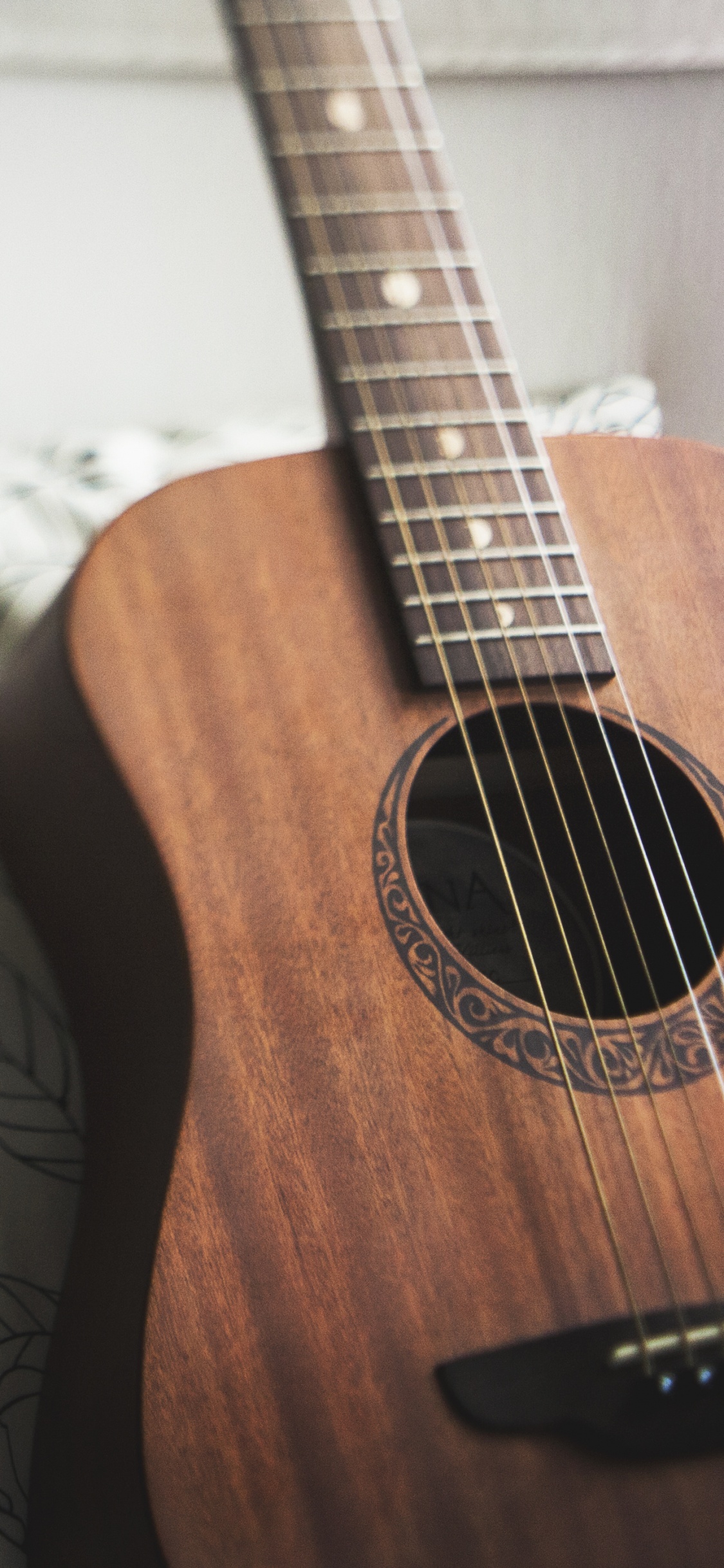 Обои гитара, акустическая гитара, классическая гитара, музыкальный инструмент, струнный инструмент в разрешении 1125x2436