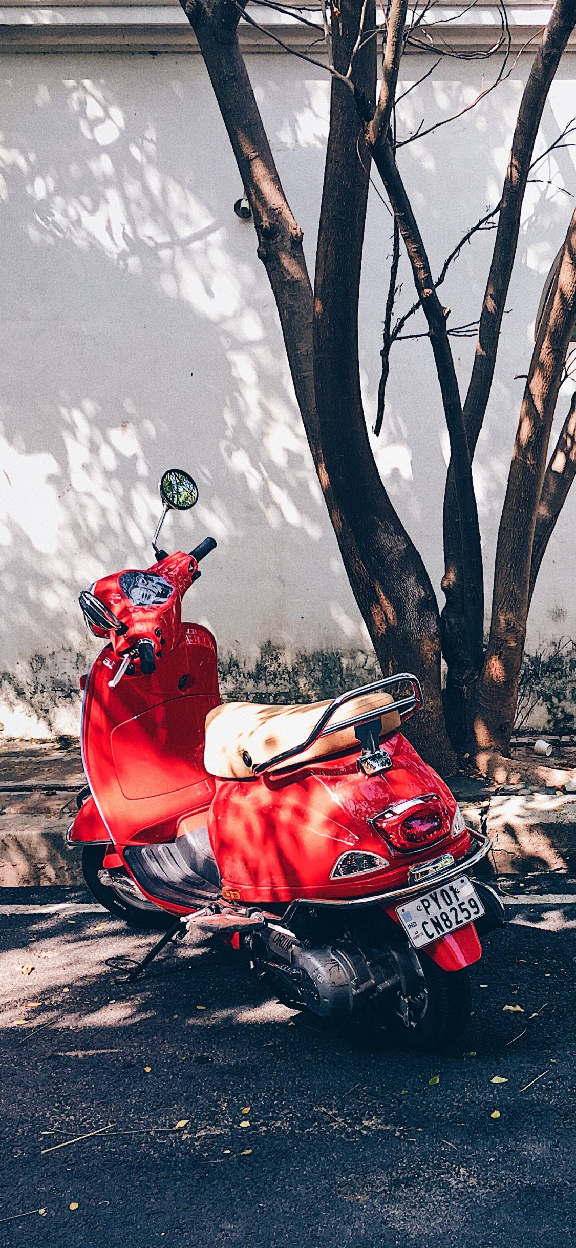 Обои Скутер, мопед, мотоцикл, Веспа, красный цвет в разрешении 1125x2436