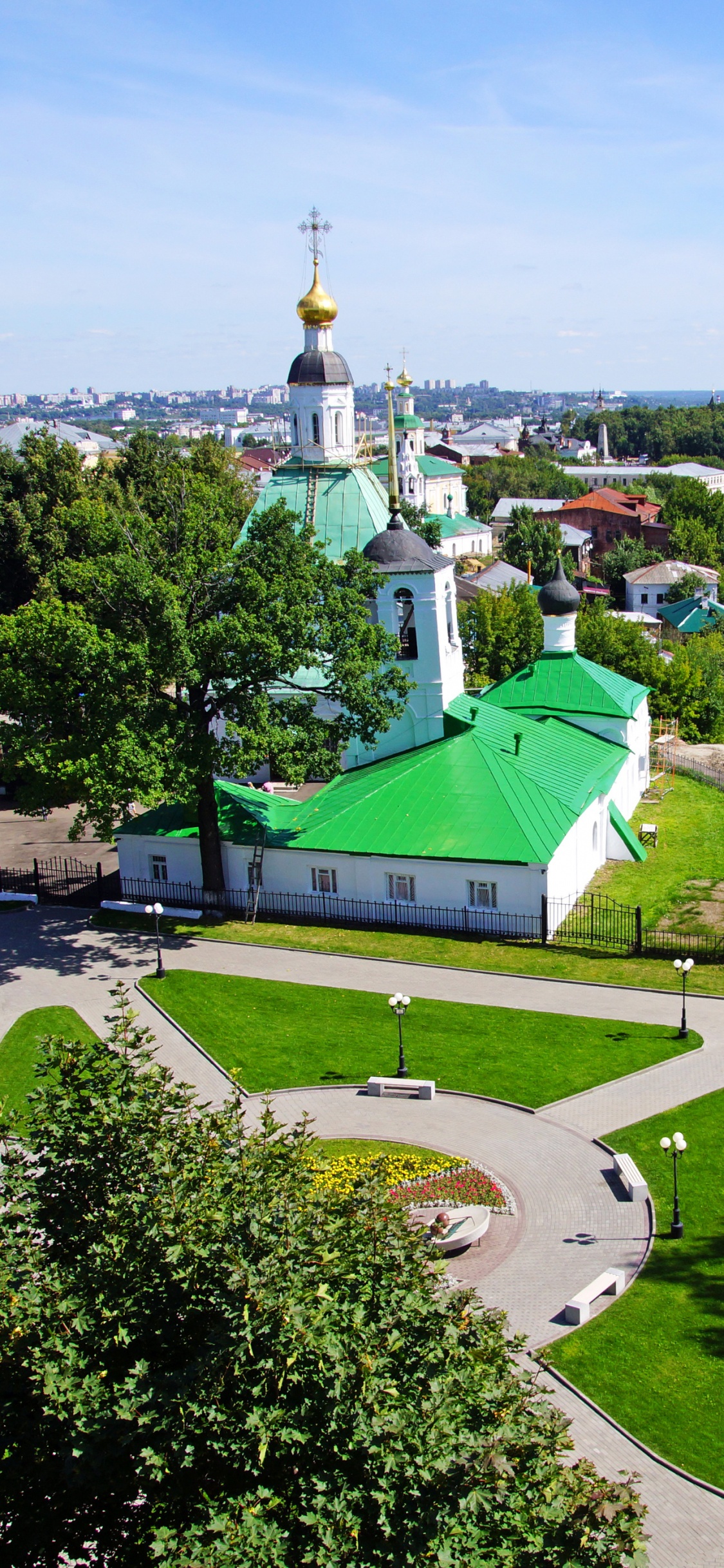 Обои город, дерево, парк, отдых, Россия в разрешении 1125x2436