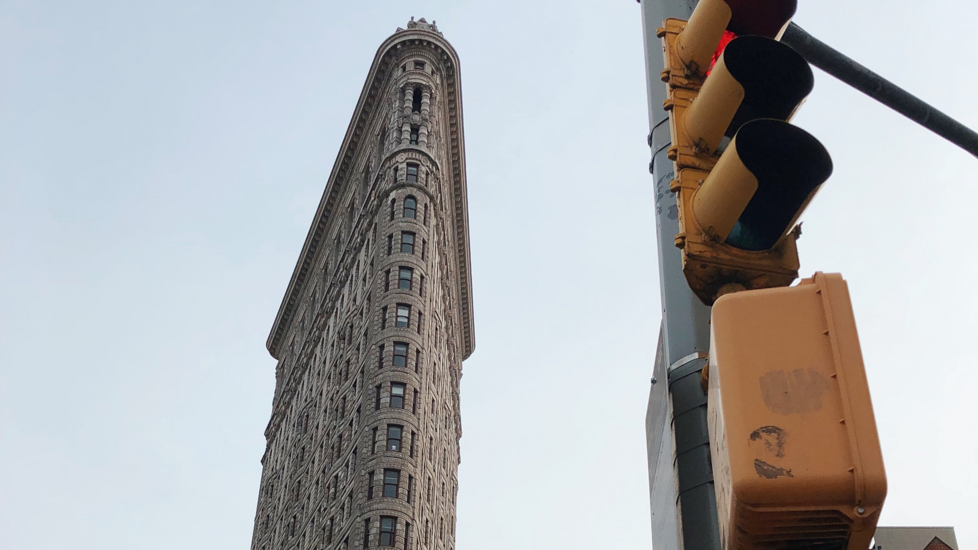 Обои Флэтайрон-Билдинг, небоскреб, светофор, городской район, ориентир в разрешении 1920x1080