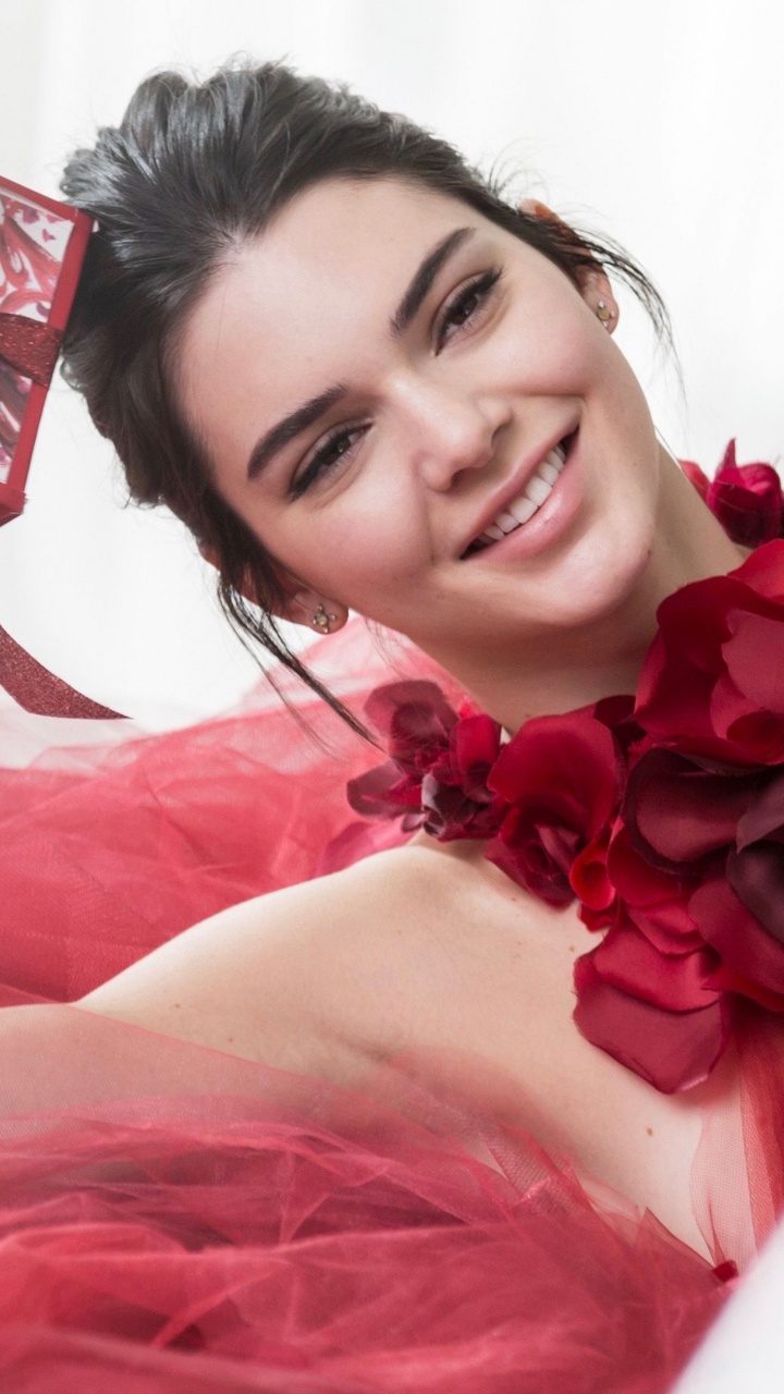 Обои знаменитость, кожа, губа, улыбка, мышца в разрешении 720x1280