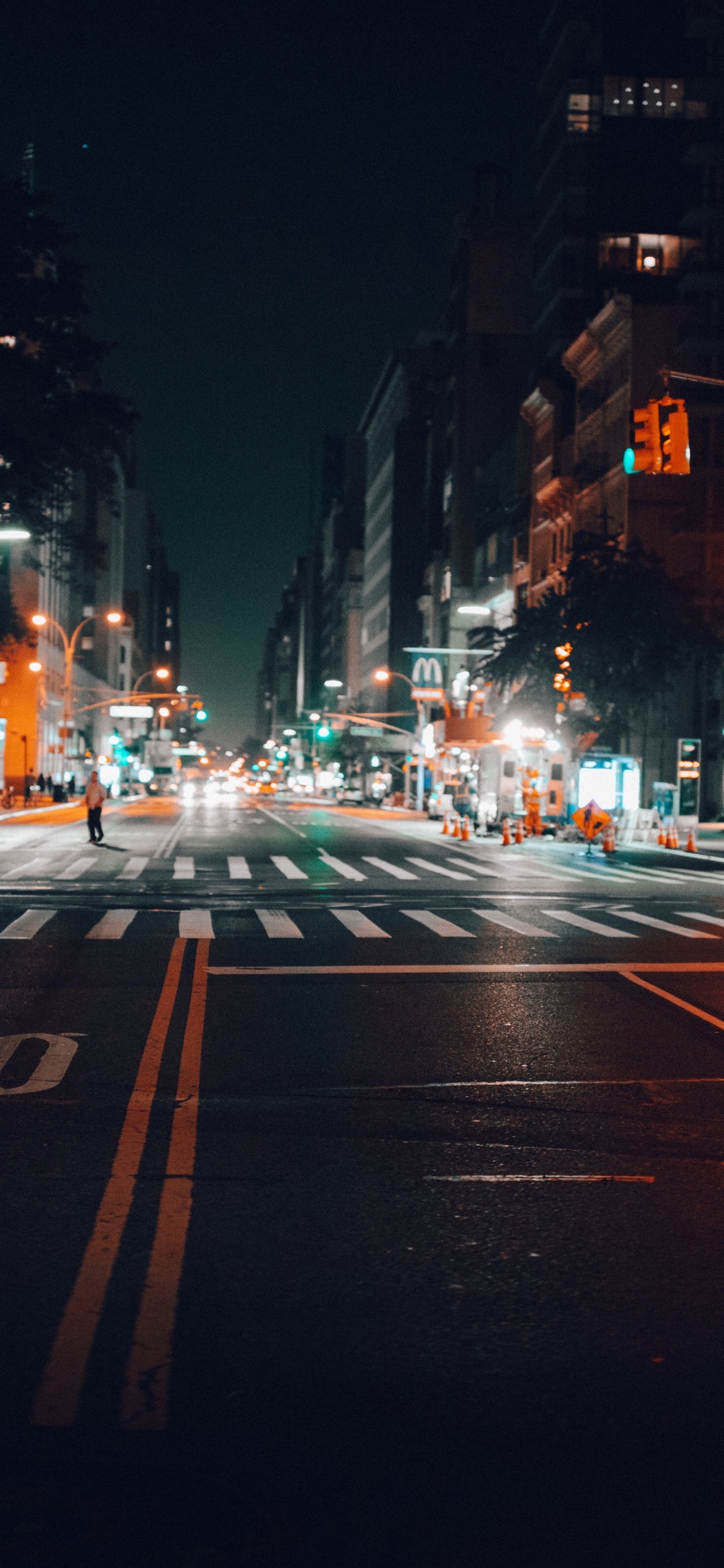 Обои городская пустая улица ночью, улица, ночь, дорога, НьюЙорк в разрешении 1125x2436