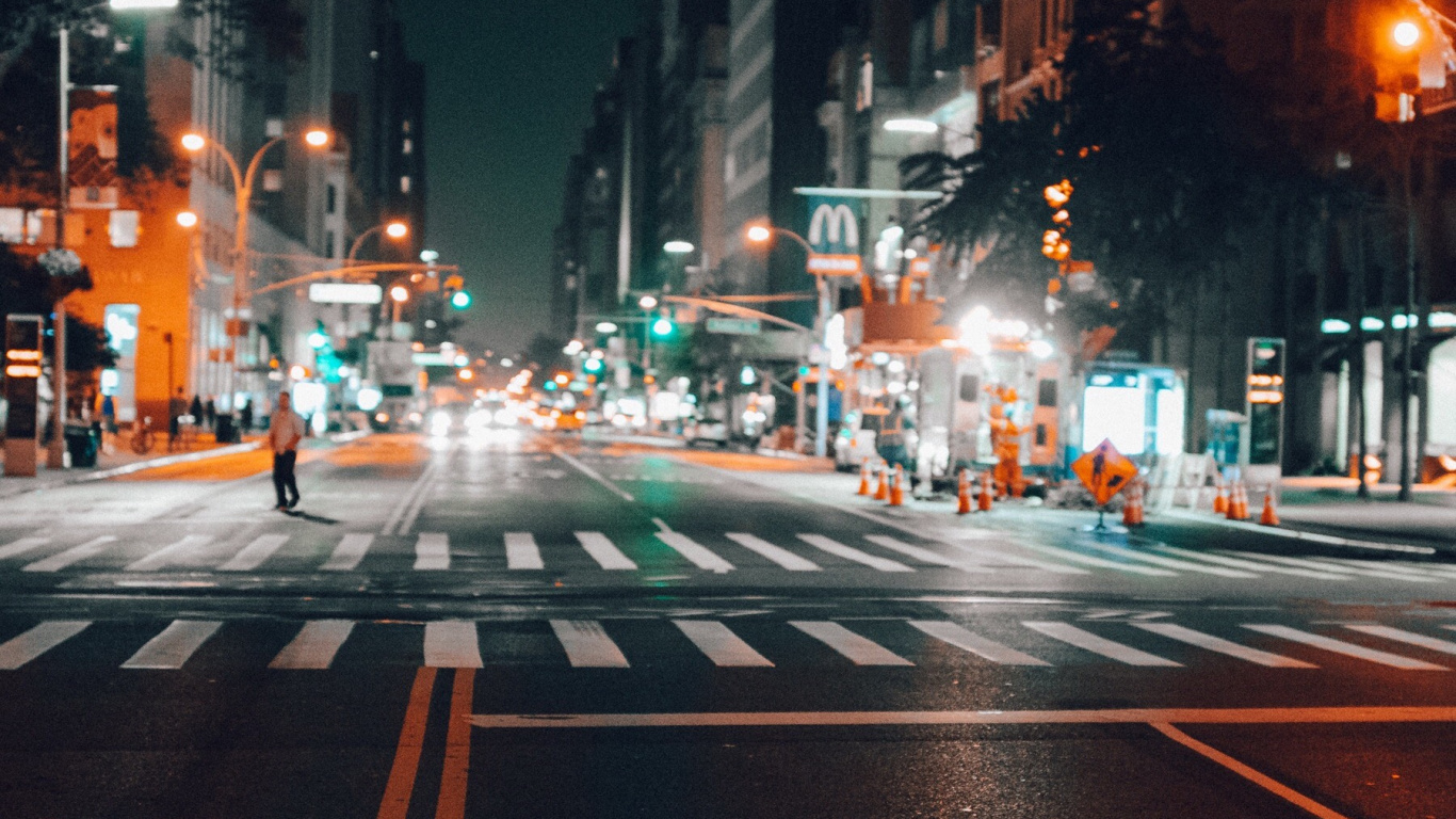 Обои городская пустая улица ночью, улица, ночь, дорога, НьюЙорк в разрешении 1366x768