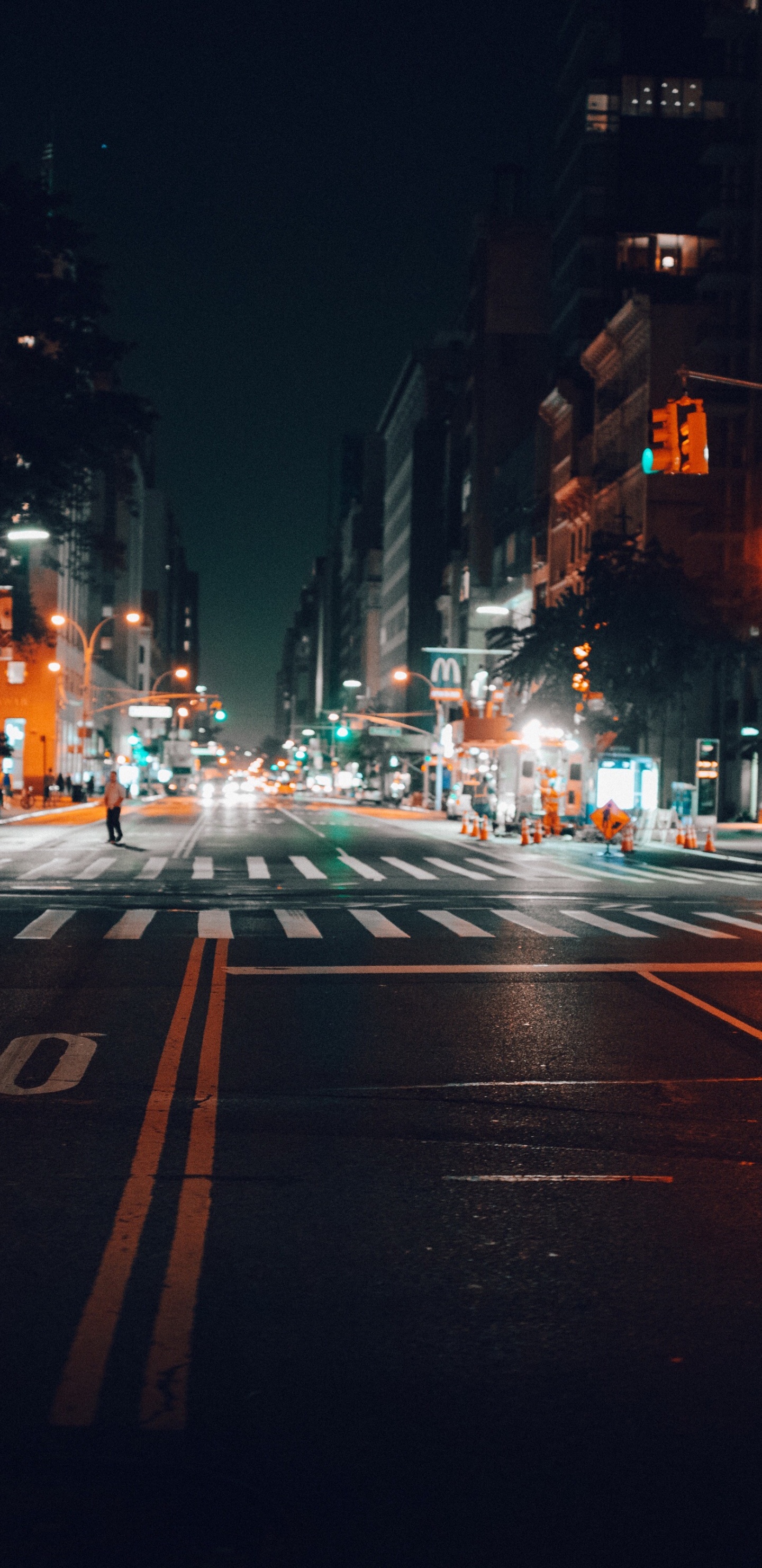 Обои городская пустая улица ночью, улица, ночь, дорога, НьюЙорк в разрешении 1440x2960