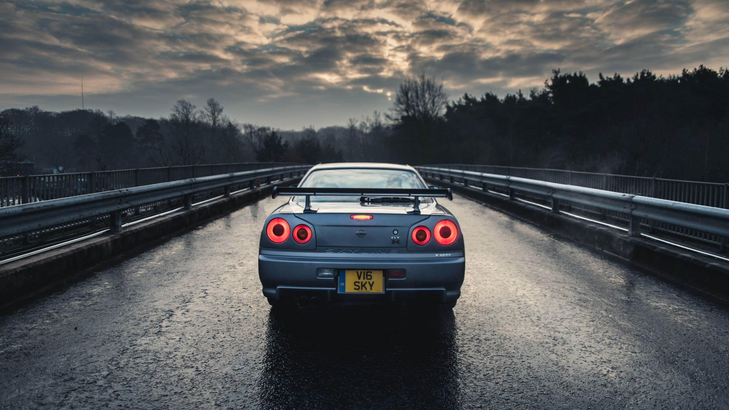 Обои авто, Ниссан, спорткар, дорога, инфраструктура в разрешении 2560x1440