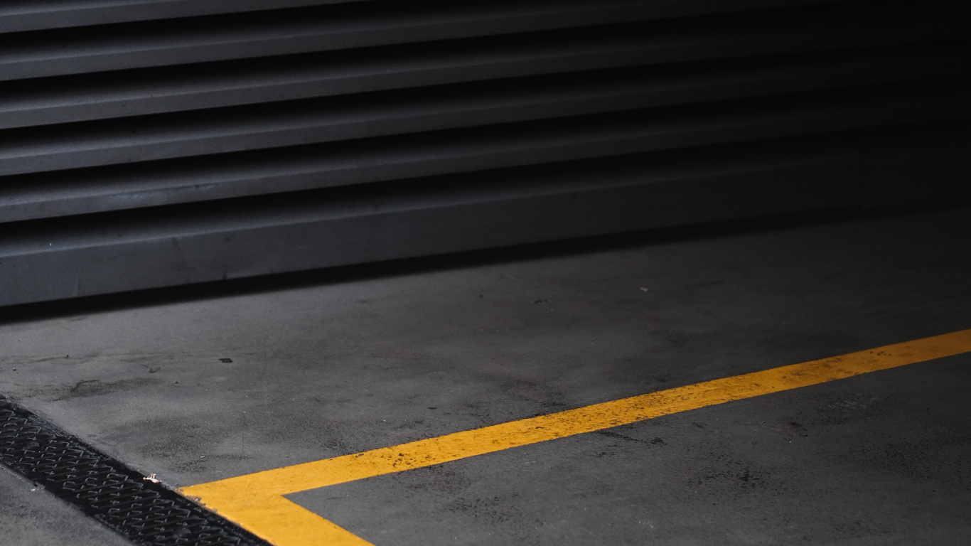 Обои этаж, черный, желтый, линия, свет в разрешении 1366x768