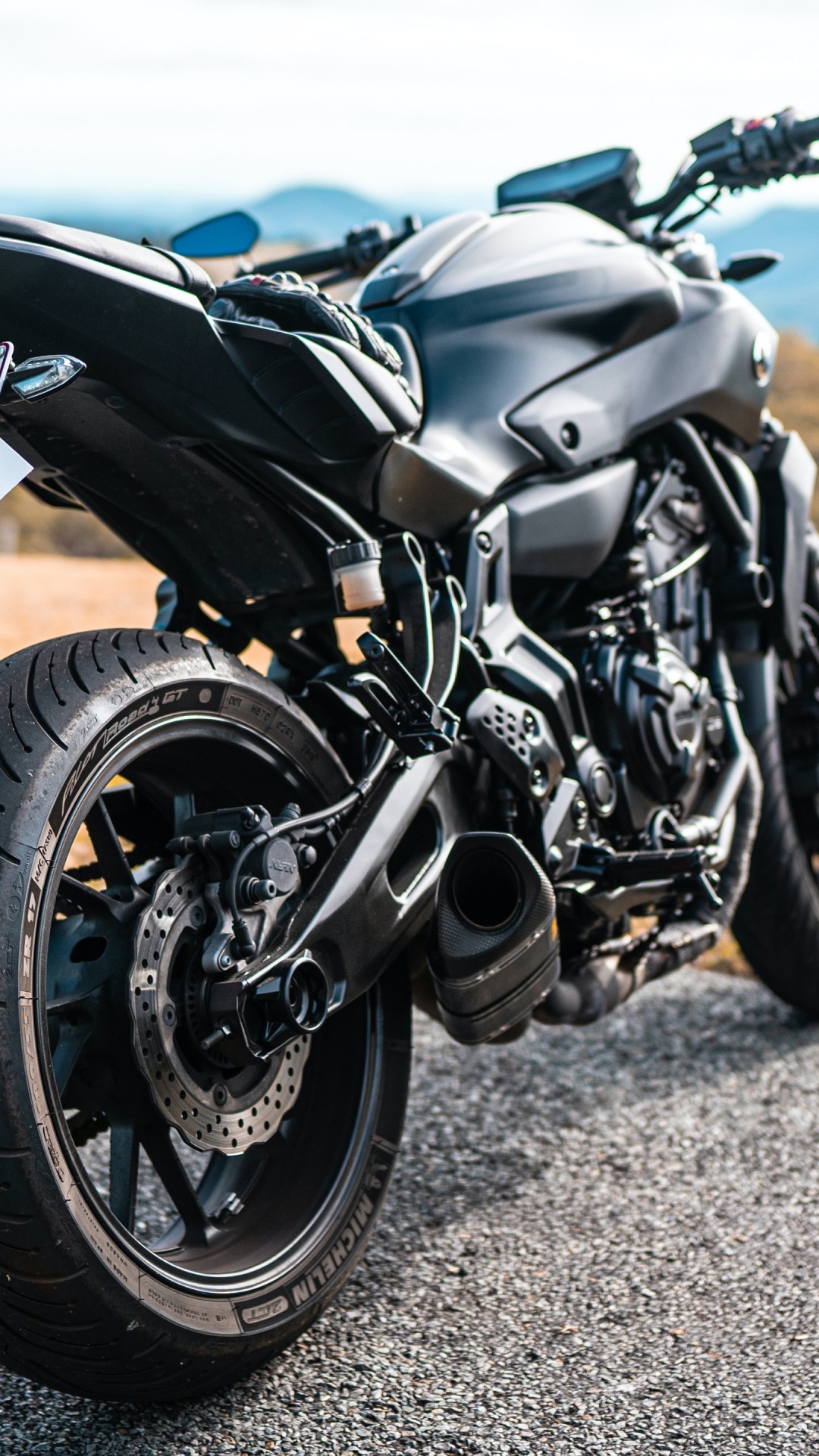 Обои мотоцикл, мотоциклетный шлем, крейсер, колесо, шина в разрешении 1080x1920