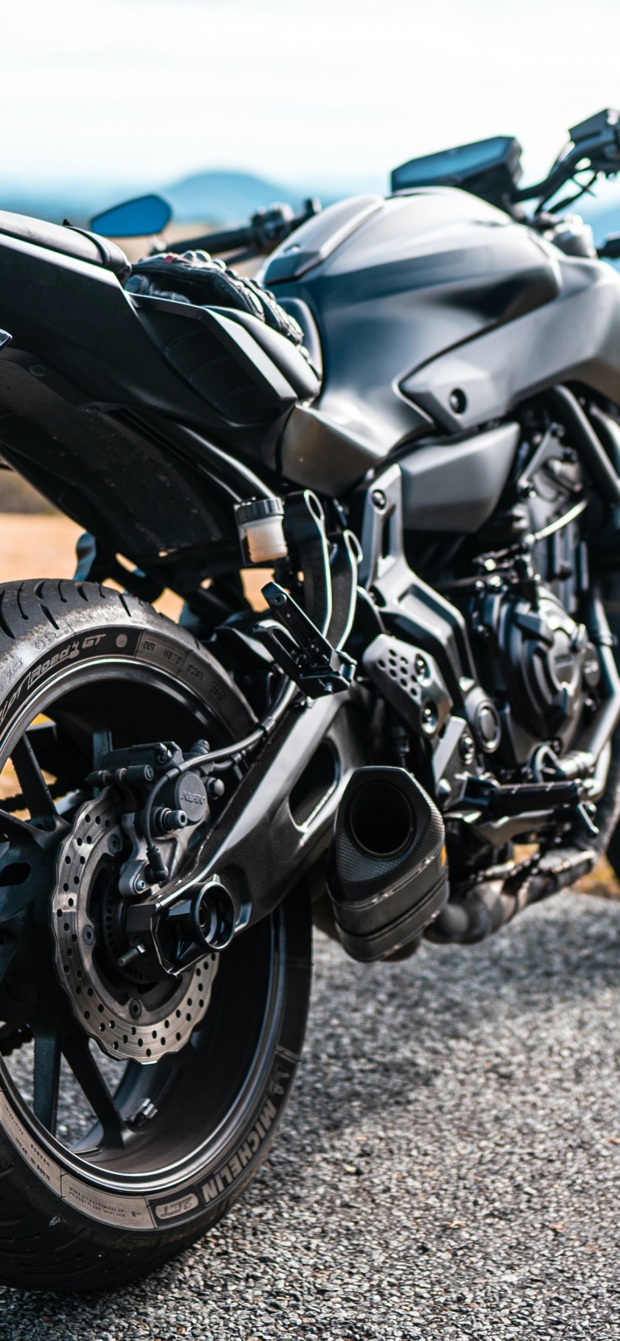 Обои мотоцикл, мотоциклетный шлем, крейсер, колесо, шина в разрешении 1242x2688