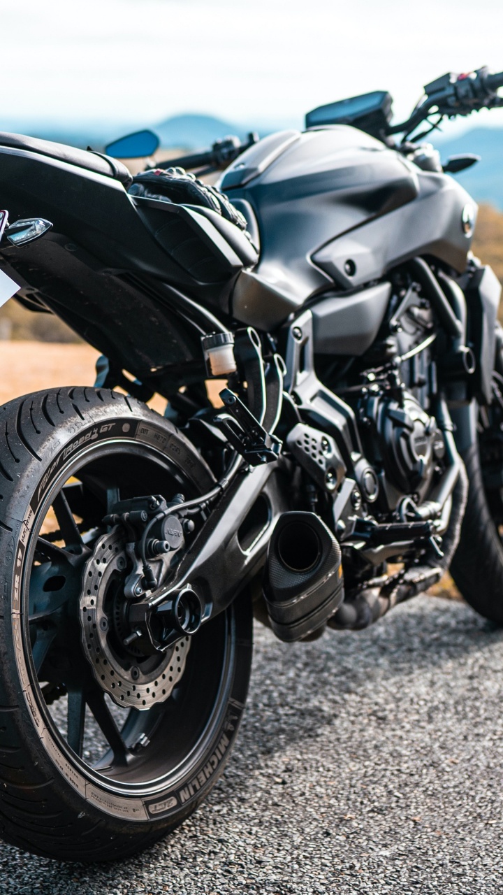 Обои мотоцикл, мотоциклетный шлем, крейсер, колесо, шина в разрешении 720x1280