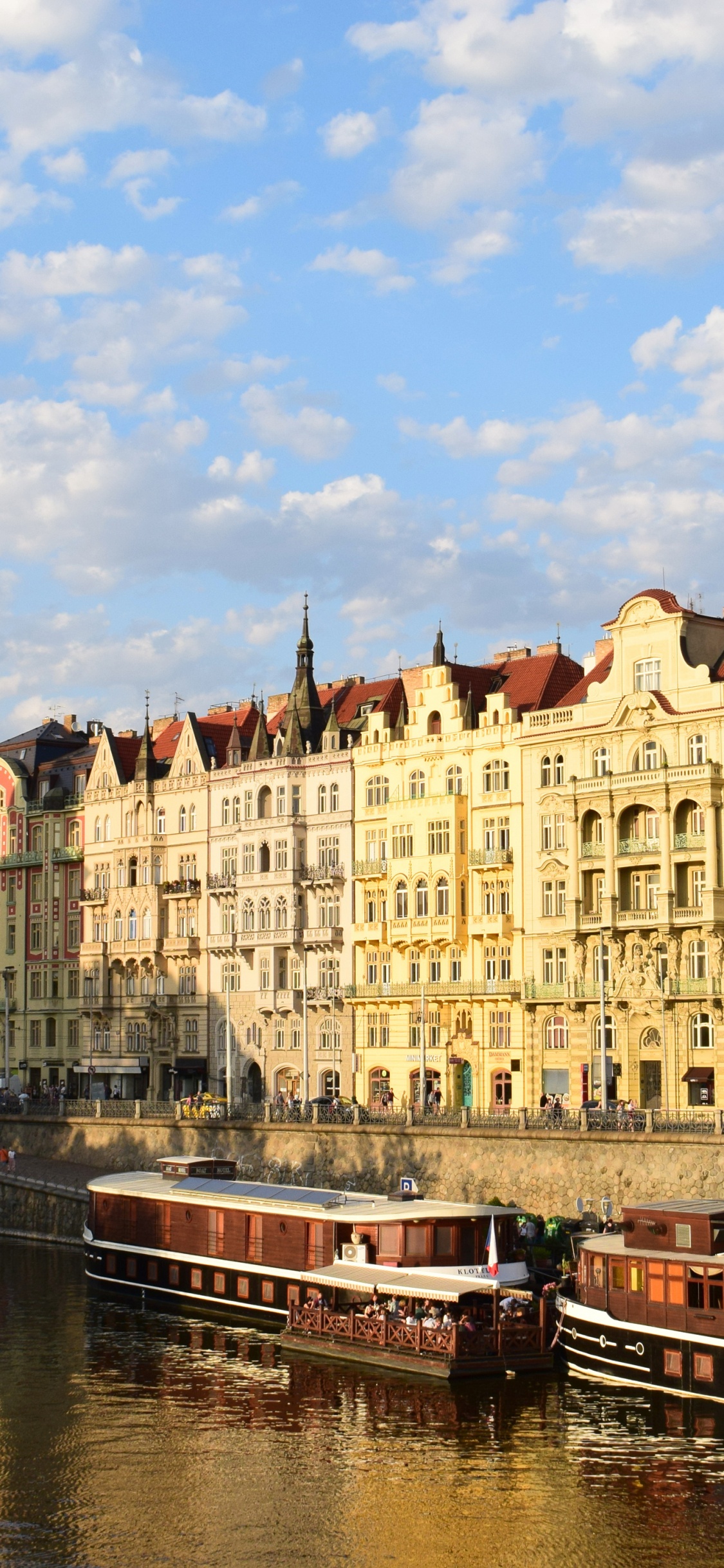 Обои Прага, город, водный путь, канал, реки в разрешении 1125x2436