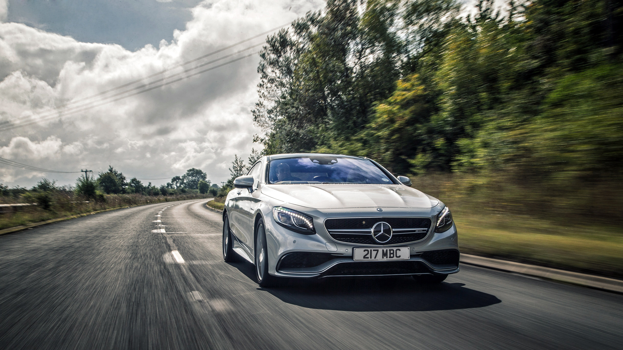 Мерседес c63 AMG белая зима