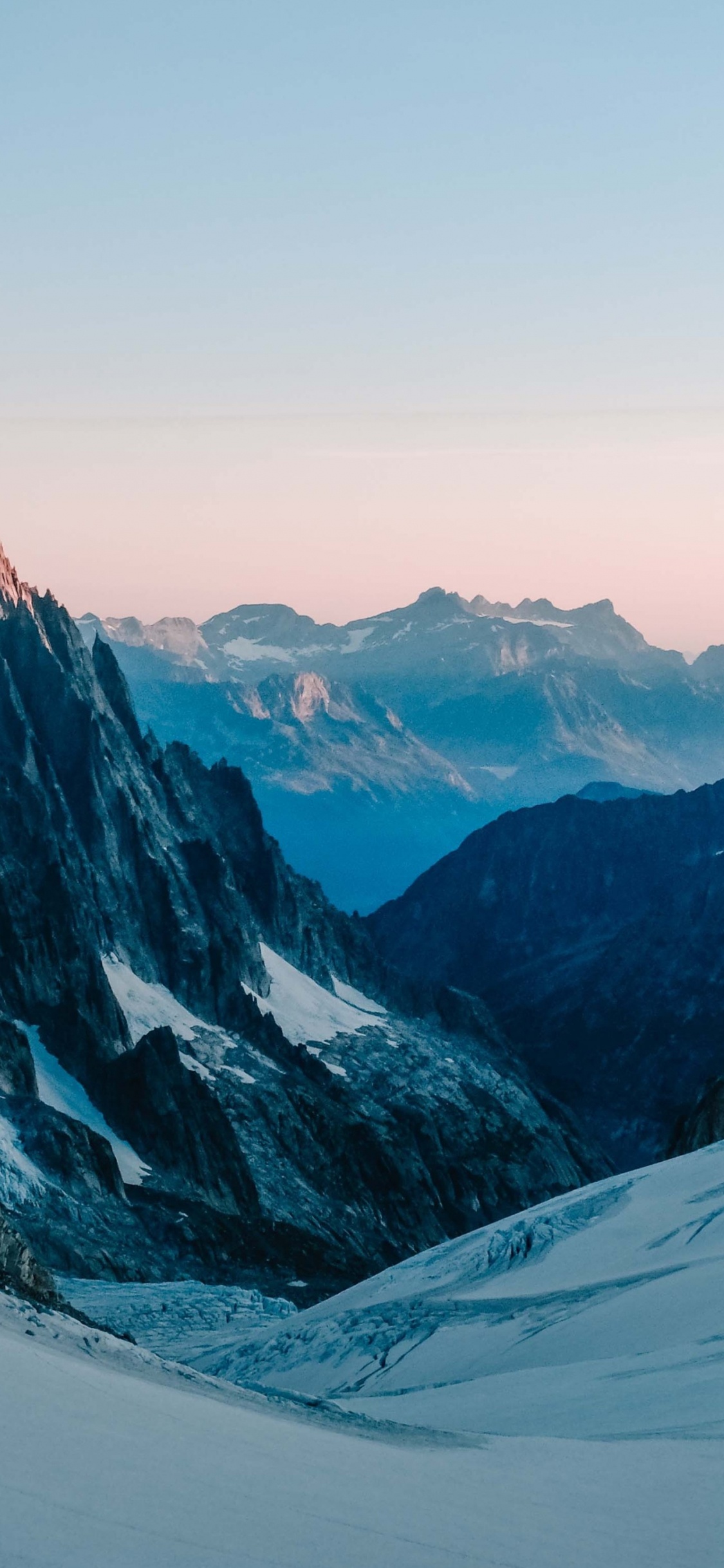 Обои перчатка зуб, облако, гора, снег, мир в разрешении 1125x2436