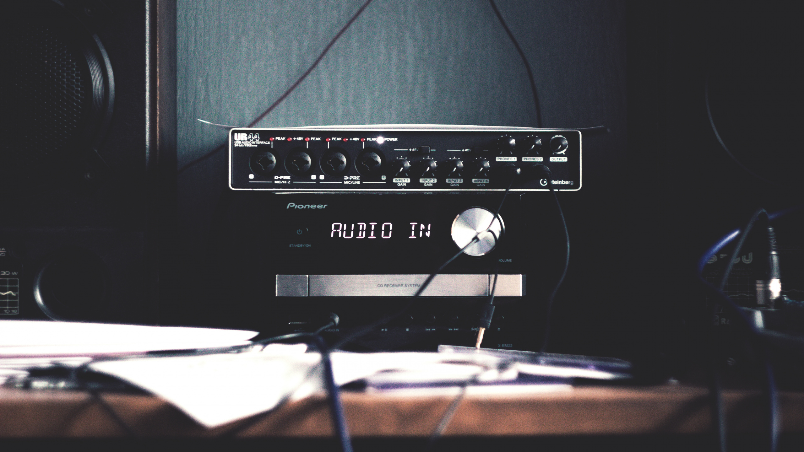 Обои радио, интернет радио, электроника, технологии, комната в разрешении 2560x1440