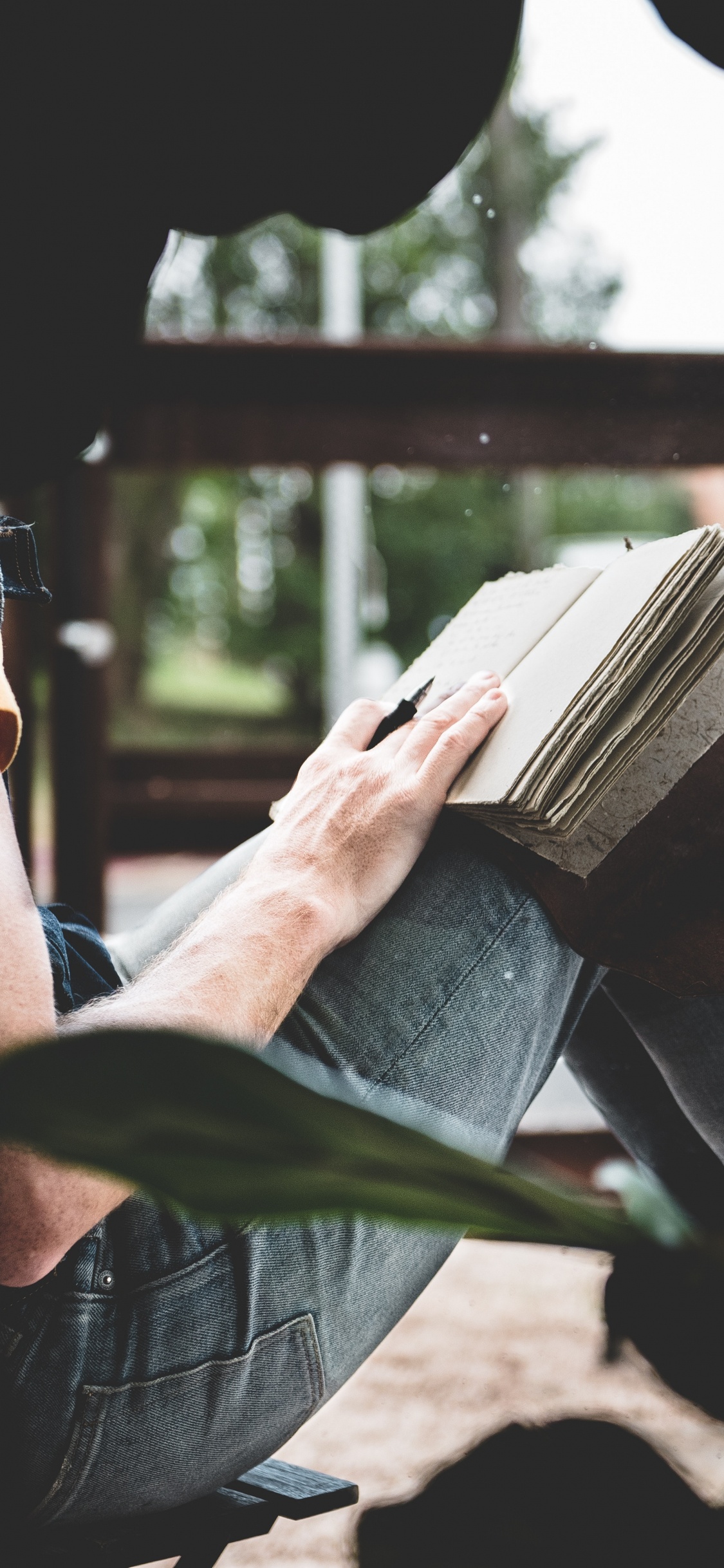 Обои письмо, сидящий, головной убор, башмак, чтение в разрешении 1125x2436